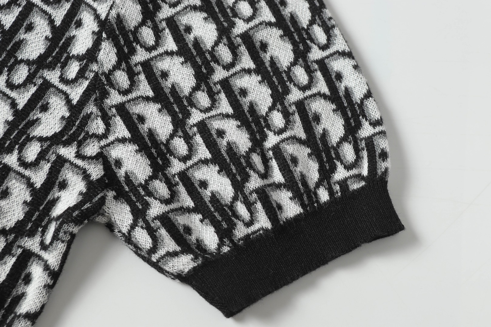 Fashion Alert: DIOR DIORDIO T-Shirts for Men and Women in Picture Colour! - 图片 5