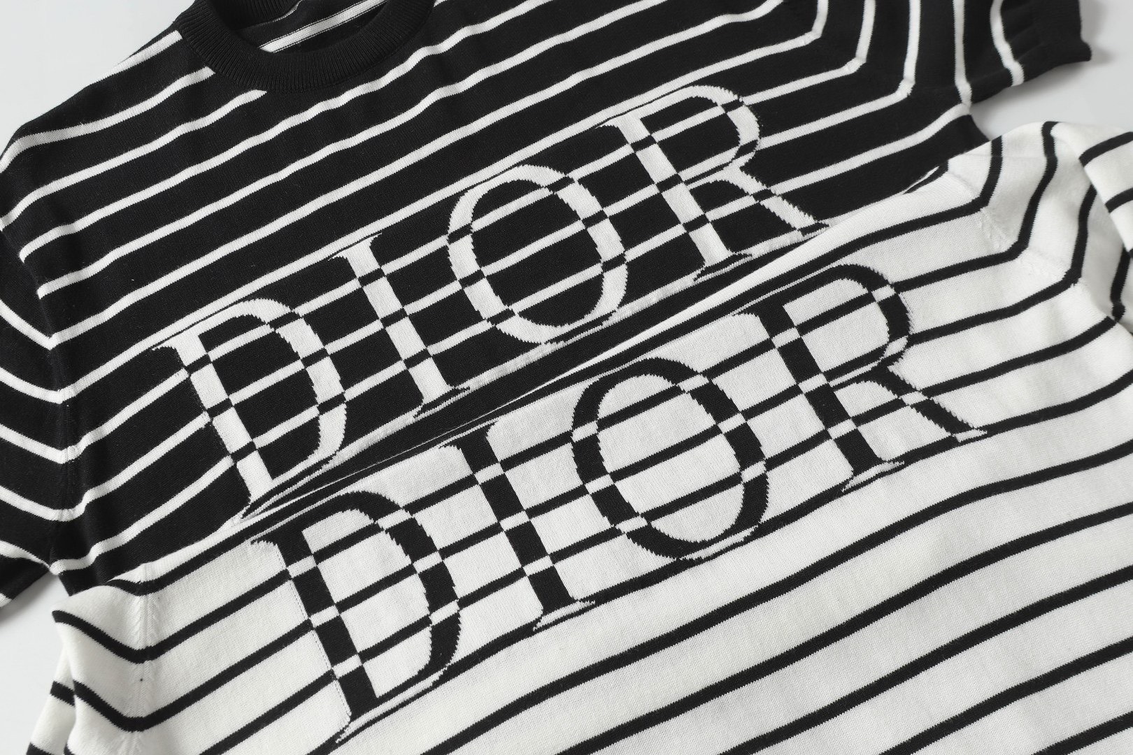 “Dior Striped T-Shirt Sweater: Classic Unisex Leisure Wear in Black and White” - 图片 9