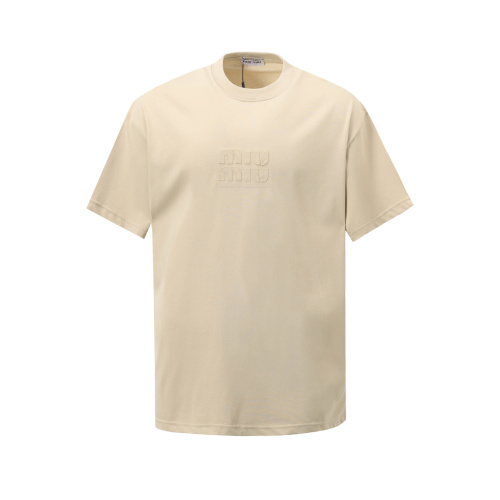 Miu Miu T-shirt à Logo Reliefé en Coton Peigné - Collection Printemps/Été 2025 1 Miu Miu T-shirt à Logo Reliefé en Coton Peigné - Collection Printemps/Été 2025