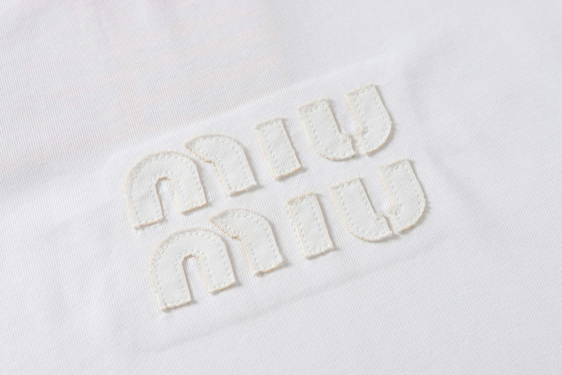 Miu Miu 25SS Logo Patch T-Shirt, Embroidered Cotton Tee, Unisex Style 5 i1741012112905 1351 0 3