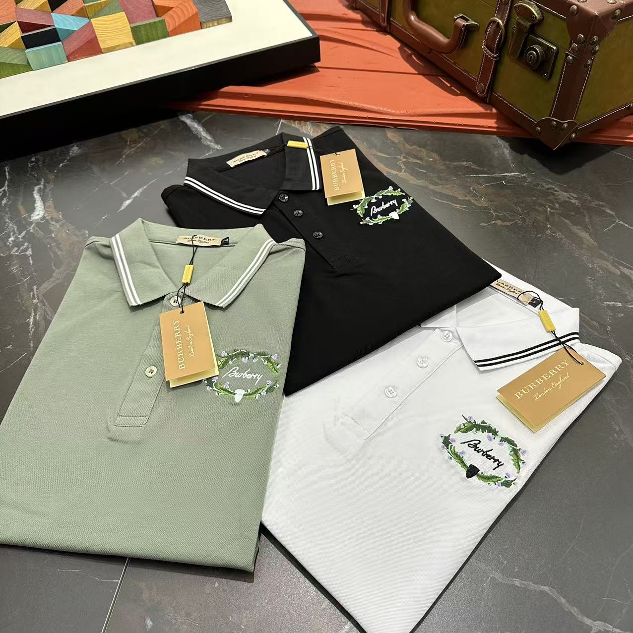 NO:482770,Prada 2025 spring and summer classic Polo collar design, paired with simple single-breasted lines, neat and smooth lines, cleverly modifying the neck lines, showing elegant and gentlemanly style. The exquisite brand logo on the left chest adopts traceless pressing process, delicate and flat, low-key, and luxurious texture, showing the brand's ingenuity and quality pursuit in the subtleties. Selected high-quality fabrics, soft and smooth, breathable, and comfortable and comfortable to wear. Whether it is to wear casual trousers to show professionalism and ability; or to combine them with jeans to create a daily look to create a relaxed and comfortable atmosphere, it can be perfectly adapted. ZZ helps you interpret diverse styles with a calm attitude and show your unique taste. Size M-4XL,,prada,jeans,alexander wang19860909普拉达 2025春夏经典的Polo领设计,搭配简洁的单排扣,线条利落流畅,巧妙修饰颈部线条,彰显优雅绅士格调.左胸处精致的品牌标识,采用无痕压胶工艺,细腻而平整,低调间流露奢华质感,于细微之处展现品牌匠心与品质追求. 精选优质面料,触感柔软顺滑,透气性佳,穿着舒适自在.无论是搭配休闲西裤出席商务场合,展现专业干练；还是与牛仔裤组合打造日常造型,营造轻松惬意氛围,它都能完美适配,ZZ助你以从容姿态诠释多样风格,尽显独特品味. 尺码M-4XL,,prada,jeans,alexander wang,Men's clothing