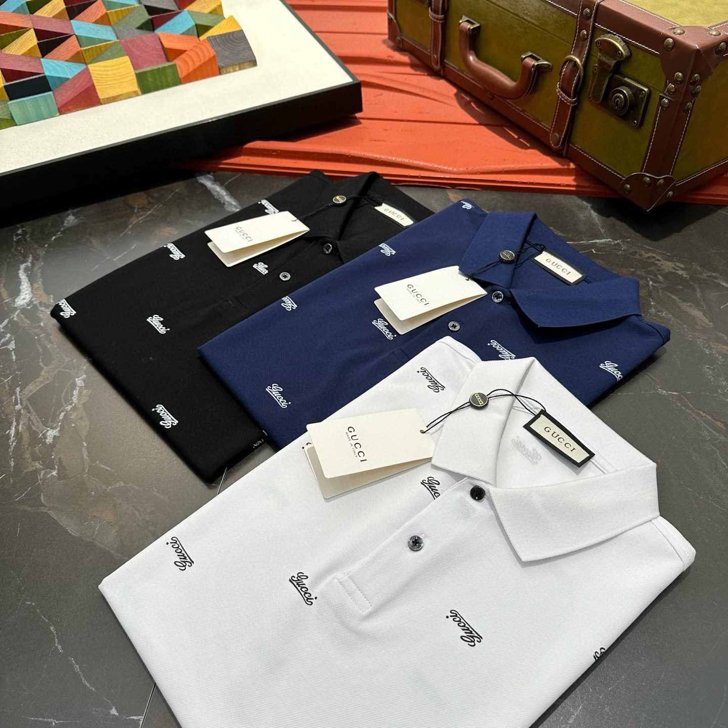 NO:482827,Guqi 2025 spring and summer classic Polo collar design, paired with simple single-breasted lines, neat and smooth lines, cleverly modifying the neck lines, showing elegant and gentlemanly style. The exquisite brand logo on the left chest adopts traceless glue pressing process, delicate and flat, low-key reveals luxurious texture, showing the brand's ingenuity and quality pursuit in the subtleties. Selected high-quality fabrics, soft and smooth, breathable, and comfortable and comfortable to wear. Whether it is to wear casual trousers to show professionalism and ability; or to combine with jeans to create a daily look to create a relaxed and comfortable atmosphere, it can be perfectly adapted. ZZ helps you interpret diverse styles with a calm attitude and show your unique taste. Size M-4XL, jeans, alexander wang19860909古奇 2025春夏经典的Polo领设计,搭配简洁的单排扣,线条利落流畅,巧妙修饰颈部线条,彰显优雅绅士格调.左胸处精致的品牌标识,采用无痕压胶工艺,细腻而平整,低调间流露奢华质感,于细微之处展现品牌匠心与品质追求. 精选优质面料,触感柔软顺滑,透气性佳,穿着舒适自在.无论是搭配休闲西裤出席商务场合,展现专业干练；还是与牛仔裤组合打造日常造型,营造轻松惬意氛围,它都能完美适配,ZZ助你以从容姿态诠释多样风格,尽显独特品味. 尺码M-4XL,,jeans,alexander wang,Men's clothing