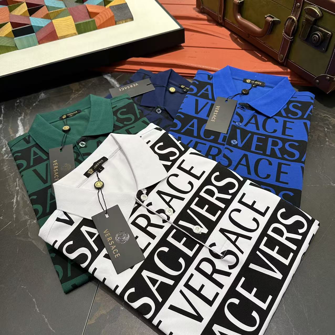 NO:482819,Versace 2025 spring and summer classic Polo collar design, paired with simple single-breasted lines, neat and smooth lines, cleverly modifying the neck lines, showing elegant and gentlemanly style. The exquisite brand logo on the left chest adopts traceless pressing process, delicate and flat, low-key, and luxurious texture, showing the brand's ingenuity and quality pursuit in the subtleties. Selected high-quality fabrics, soft and smooth, breathable, and comfortable to wear. Whether it is to wear casual trousers to show professionalism and ability; or to combine them with jeans to create a daily look to create a relaxed and comfortable atmosphere, it can be perfectly adapted. ZZ helps you interpret diverse styles with a calm attitude and show your unique taste. Size M-4XL, versace, jeans, alexander wang19860909范思哲 2025春夏经典的Polo领设计,搭配简洁的单排扣,线条利落流畅,巧妙修饰颈部线条,彰显优雅绅士格调.左胸处精致的品牌标识,采用无痕压胶工艺,细腻而平整,低调间流露奢华质感,于细微之处展现品牌匠心与品质追求. 精选优质面料,触感柔软顺滑,透气性佳,穿着舒适自在.无论是搭配休闲西裤出席商务场合,展现专业干练；还是与牛仔裤组合打造日常造型,营造轻松惬意氛围,它都能完美适配,ZZ助你以从容姿态诠释多样风格,尽显独特品味. 尺码M-4XL,,versace,jeans,alexander wang,Men's clothing