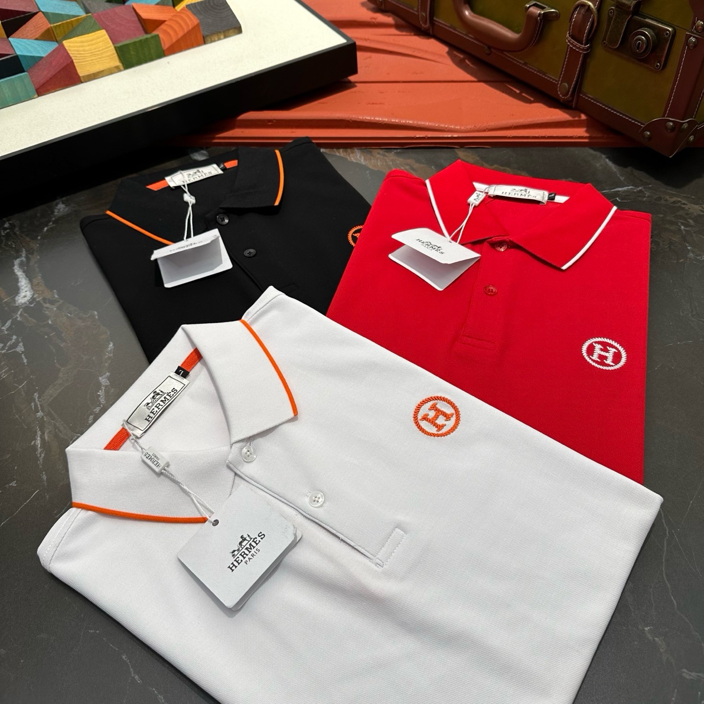 NO:482798,Hermes 2025 spring and summer classic Polo collar design, paired with simple single-breasted lines, neat and smooth lines, cleverly modifying the neck lines, showing elegant and gentlemanly style. The exquisite brand logo on the left chest adopts traceless pressing process, delicate and flat, low-key, and luxurious texture, showing the brand's ingenuity and quality pursuit in the subtleties. Selected high-quality fabrics, soft and smooth, breathable, and comfortable and comfortable to wear. Whether it is to wear casual trousers to show professionalism and ability; or to combine them with jeans to create a daily look to create a relaxed and comfortable atmosphere, it can be perfectly adapted. ZZ helps you interpret diverse styles with a calm attitude and show your unique taste. Size M-4XL,, hermes, jeans, alexander wang19860909爱马仕 2025春夏经典的Polo领设计,搭配简洁的单排扣,线条利落流畅,巧妙修饰颈部线条,彰显优雅绅士格调.左胸处精致的品牌标识,采用无痕压胶工艺,细腻而平整,低调间流露奢华质感,于细微之处展现品牌匠心与品质追求. 精选优质面料,触感柔软顺滑,透气性佳,穿着舒适自在.无论是搭配休闲西裤出席商务场合,展现专业干练；还是与牛仔裤组合打造日常造型,营造轻松惬意氛围,它都能完美适配,ZZ助你以从容姿态诠释多样风格,尽显独特品味. 尺码M-4XL,,hermes,jeans,alexander wang,Men's clothing