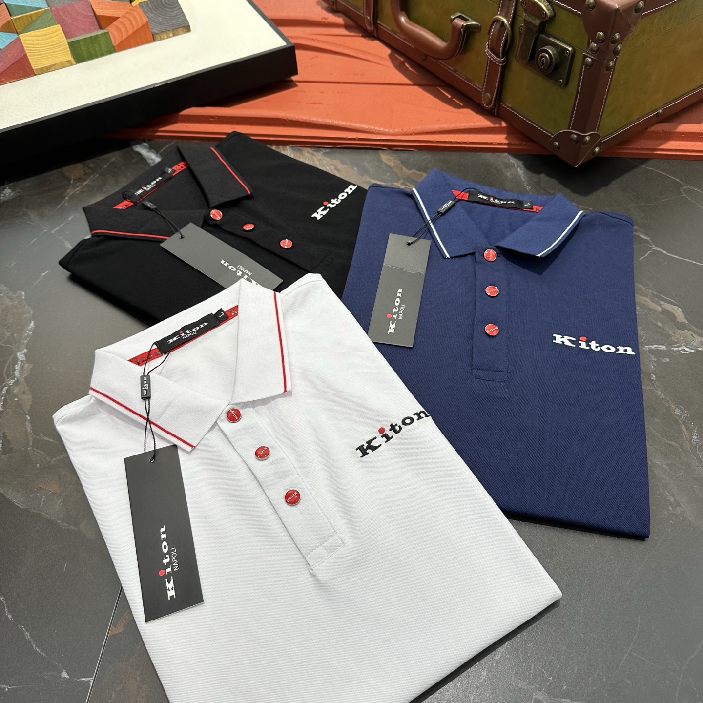 NO:482791,Kiton's classic Polo collar design in spring and summer 2025 is matched with simple single-breasted lines, neat and smooth lines, cleverly modifying the neck lines, showing elegant and gentlemanly style. The exquisite brand logo on the left chest adopts traceless pressing process, delicate and flat, and reveals luxurious texture in low-key, showing the brand's ingenuity and quality pursuit in the subtleties. Selected high-quality fabrics, soft and smooth, breathable, and comfortable and comfortable to wear. Whether it is to attend a business occasion with casual trousers, showing professionalism and ability; or to combine it with jeans to create a daily look to create a relaxed and comfortable atmosphere, it can be perfectly adapted. ZZ helps you interpret diverse styles with a calm attitude and show your unique taste. Size M-4XL, jeans, alexander wang19860909Kiton 2025春夏经典的Polo领设计,搭配简洁的单排扣,线条利落流畅,巧妙修饰颈部线条,彰显优雅绅士格调.左胸处精致的品牌标识,采用无痕压胶工艺,细腻而平整,低调间流露奢华质感,于细微之处展现品牌匠心与品质追求. 精选优质面料,触感柔软顺滑,透气性佳,穿着舒适自在.无论是搭配休闲西裤出席商务场合,展现专业干练；还是与牛仔裤组合打造日常造型,营造轻松惬意氛围,它都能完美适配,ZZ助你以从容姿态诠释多样风格,尽显独特品味. 尺码M-4XL,,jeans,alexander wang,Men's clothing