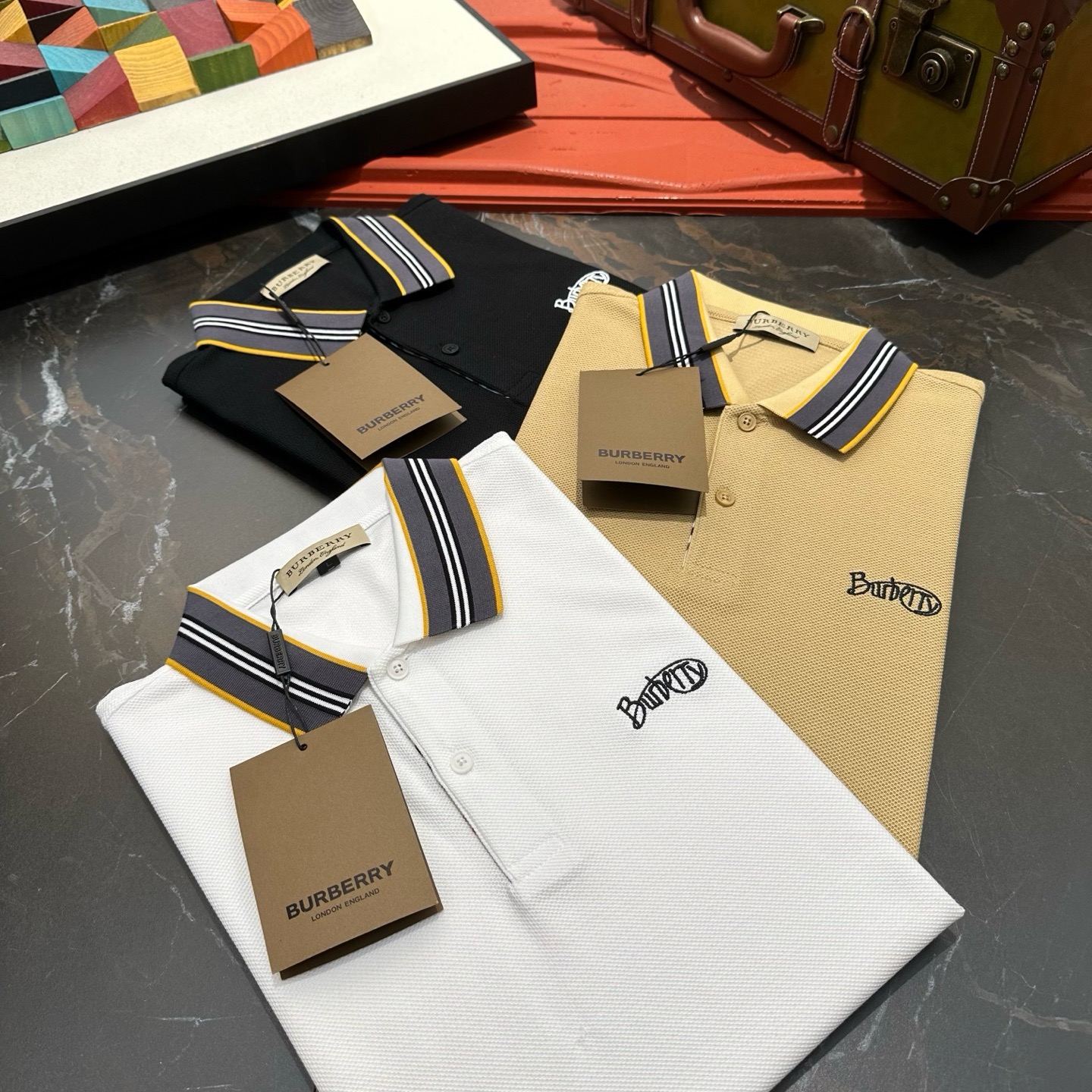 NO:482783,Burberry's classic Polo collar design in spring and summer 2025 is matched with simple single-breasted lines, neat and smooth lines, cleverly modifying the neck lines, showing elegant and gentlemanly style. The exquisite brand logo on the left chest adopts traceless pressing process, delicate and flat, and low-key reveals luxurious texture, showing the brand's ingenuity and quality pursuit in the subtleties. Selected high-quality fabrics, soft and smooth, with good breathability, and comfortable and comfortable wearing. Whether it is to wear casual trousers to show professionalism and ability; or to combine them with jeans to create a daily look to create a relaxed and comfortable atmosphere, it can be perfectly adapted. ZZ helps you interpret diverse styles with a calm attitude and show your unique taste. Size M-4XL, burberry, jeans, alexander wang19860909巴宝莉 2025春夏经典的Polo领设计,搭配简洁的单排扣,线条利落流畅,巧妙修饰颈部线条,彰显优雅绅士格调.左胸处精致的品牌标识,采用无痕压胶工艺,细腻而平整,低调间流露奢华质感,于细微之处展现品牌匠心与品质追求. 精选优质面料,触感柔软顺滑,透气性佳,穿着舒适自在.无论是搭配休闲西裤出席商务场合,展现专业干练；还是与牛仔裤组合打造日常造型,营造轻松惬意氛围,它都能完美适配,ZZ助你以从容姿态诠释多样风格,尽显独特品味. 尺码M-4XL,,burberry,jeans,alexander wang,Men's clothing