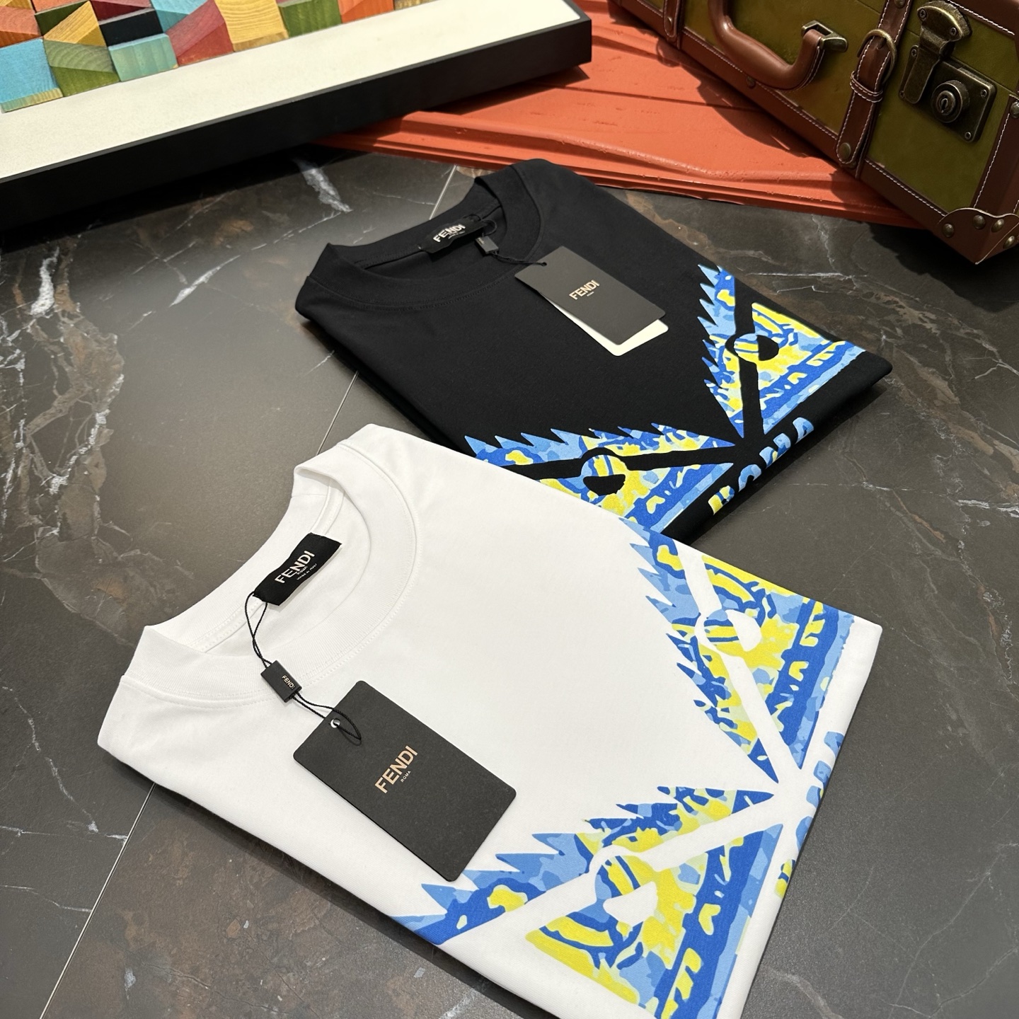 NO:483397,Fendi 25 Spring and Summer New Brand Letter Logo Logo Short Sleeve T-shirt, AX Customized 80 270g Cotton Fabric; Black and White Size S-XXL OVER SIZE, please report height and weight, fendi, T-shirt, tees, t-shirt, alexander wang19860909芬迪 25春夏新品品牌字母徽标标识短袖T恤,AX定制80支270克棉面料；黑色 白色 尺码S-XXL OVER SIZE,报单请报身高体重,,fendi,T-shirt,tees，t-shirt,alexander wang,Men's clothing