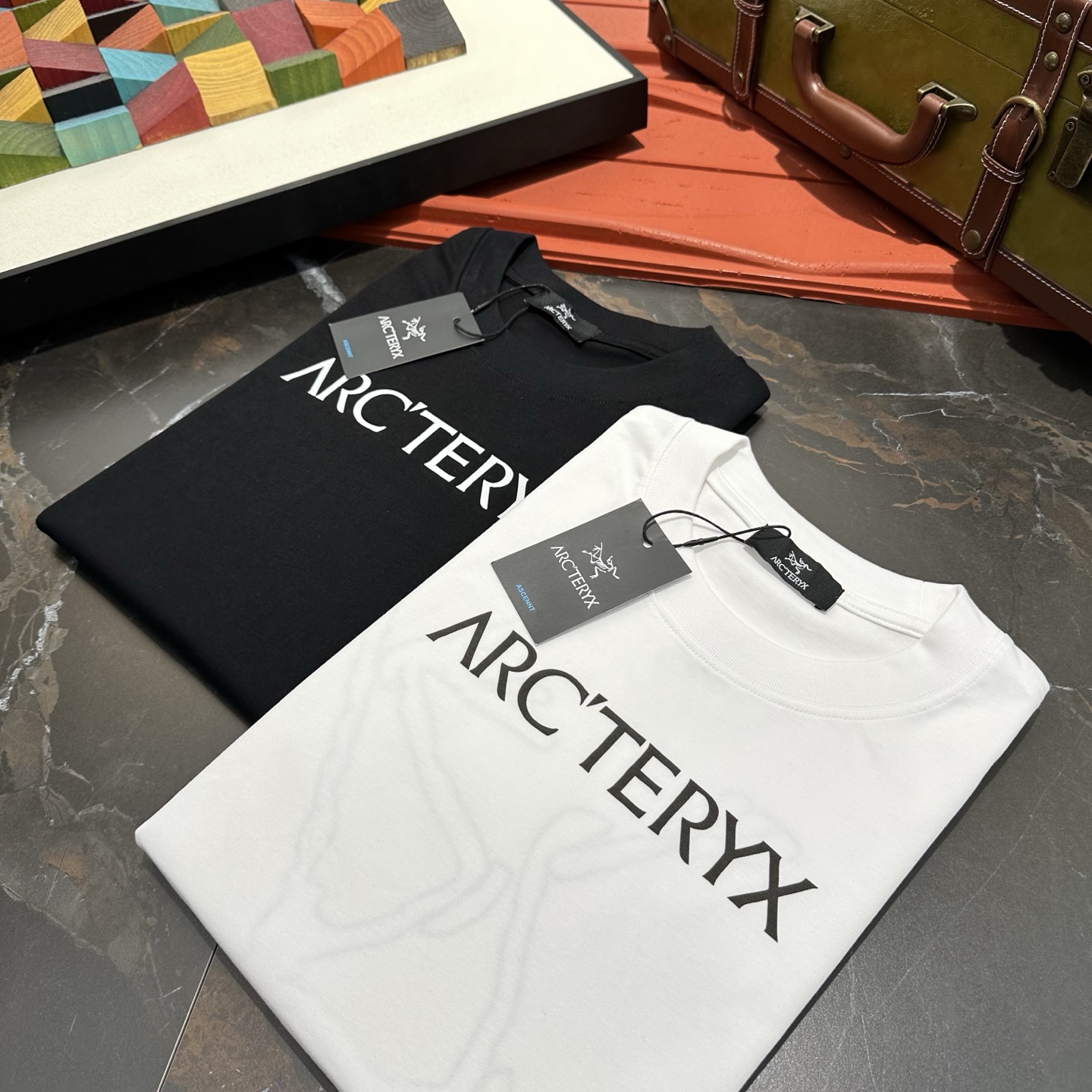 NO:483405,Archaeoptera Bird 25 Spring and Summer New Brand Letter Logo Logo Short Sleeve T-shirt, AX Customized 80 270g Cotton Fabric; Black and White Size S-XXL OVER SIZE, please report height and weight, arc'teryx, T-shirt,tees, t-shirt,alexander wang19860909始祖鸟 25春夏新品品牌字母徽标标识短袖T恤,AX定制80支270克棉面料；黑色 白色 尺码S-XXL OVER SIZE,报单请报身高体重,arc'teryx,T-shirt,tees，t-shirt,alexander wang,Men's clothing