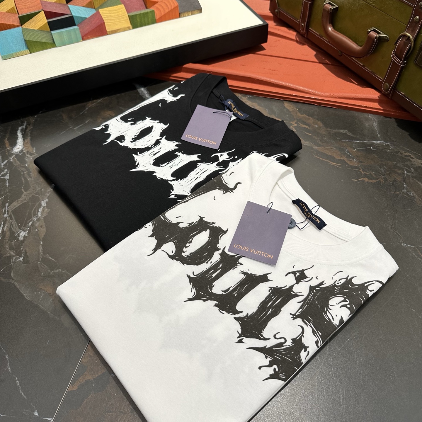 NO:483412,LV 25 Spring and Summer New Brand Letter Logo Logo Short Sleeve T-shirt, AX Customized 80 270g Cotton Fabric; Black and White Size S-XXL OVER SIZE, please report height and weight, louis vuitton, T-shirt,tees, t-shirt,alexander wang19860909LV 25春夏新品品牌字母徽标标识短袖T恤,AX定制80支270克棉面料；黑色 白色 尺码S-XXL OVER SIZE,报单请报身高体重,,louis vuitton,T-shirt,tees，t-shirt,alexander wang,Men's clothing