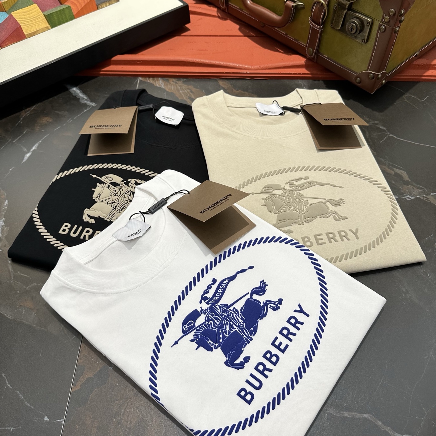 NO:483419,Burberry 25 Spring and Summer New Brand Letter Logo Logo Short-sleeved T-shirt, AX Customized 80 270g Cotton Fabric; Black and White Size S-XXL OVER SIZE, please report height and weight, burberry, T-shirt, tees, t-shirt, alexander wang19860909巴宝莉 25春夏新品品牌字母徽标标识短袖T恤,AX定制80支270克棉面料；黑色 白色 尺码S-XXL OVER SIZE,报单请报身高体重,,burberry,T-shirt,tees，t-shirt,alexander wang,Men's clothing