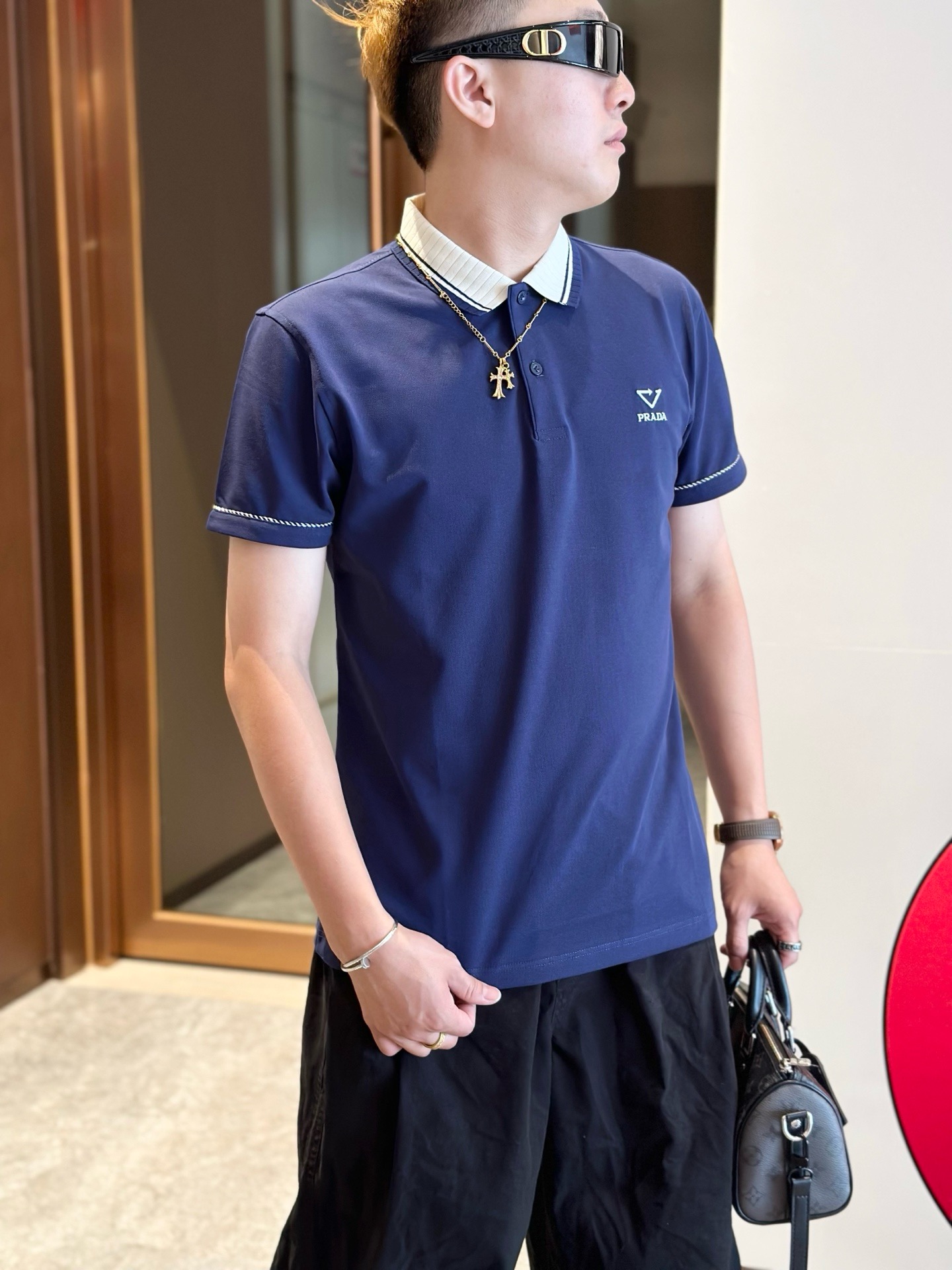 NO:486051,Prada The classic Polo collar design in spring and summer is matched with simple single-breasted lines, neat and smooth lines, cleverly modifying the neck lines, showing elegant and gentlemanly style. The exquisite brand logo on the left chest adopts traceless pressing process, delicate and flat, low-key, and luxurious texture, showing the brand's ingenuity and quality pursuit in the subtleties. Selected high-quality fabrics, soft and smooth, breathable, and comfortable to wear. Whether it is to wear casual trousers to show professionalism and ability; or to combine them with jeans to create a daily look to create a relaxed and comfortable atmosphere, it can be perfectly adapted. ZZ helps you interpret diverse styles with a calm attitude and show your unique taste. Size M-3XL,,prada,jeans,alexander wang19860909普拉达 春夏经典的Polo领设计,搭配简洁的单排扣,线条利落流畅,巧妙修饰颈部线条,彰显优雅绅士格调.左胸处精致的品牌标识,采用无痕压胶工艺,细腻而平整,低调间流露奢华质感,于细微之处展现品牌匠心与品质追求. 精选优质面料,触感柔软顺滑,透气性佳,穿着舒适自在.无论是搭配休闲西裤出席商务场合,展现专业干练；还是与牛仔裤组合打造日常造型,营造轻松惬意氛围,它都能完美适配,ZZ助你以从容姿态诠释多样风格,尽显独特品味. 尺码M-3XL,,prada,jeans,alexander wang,Men's clothing