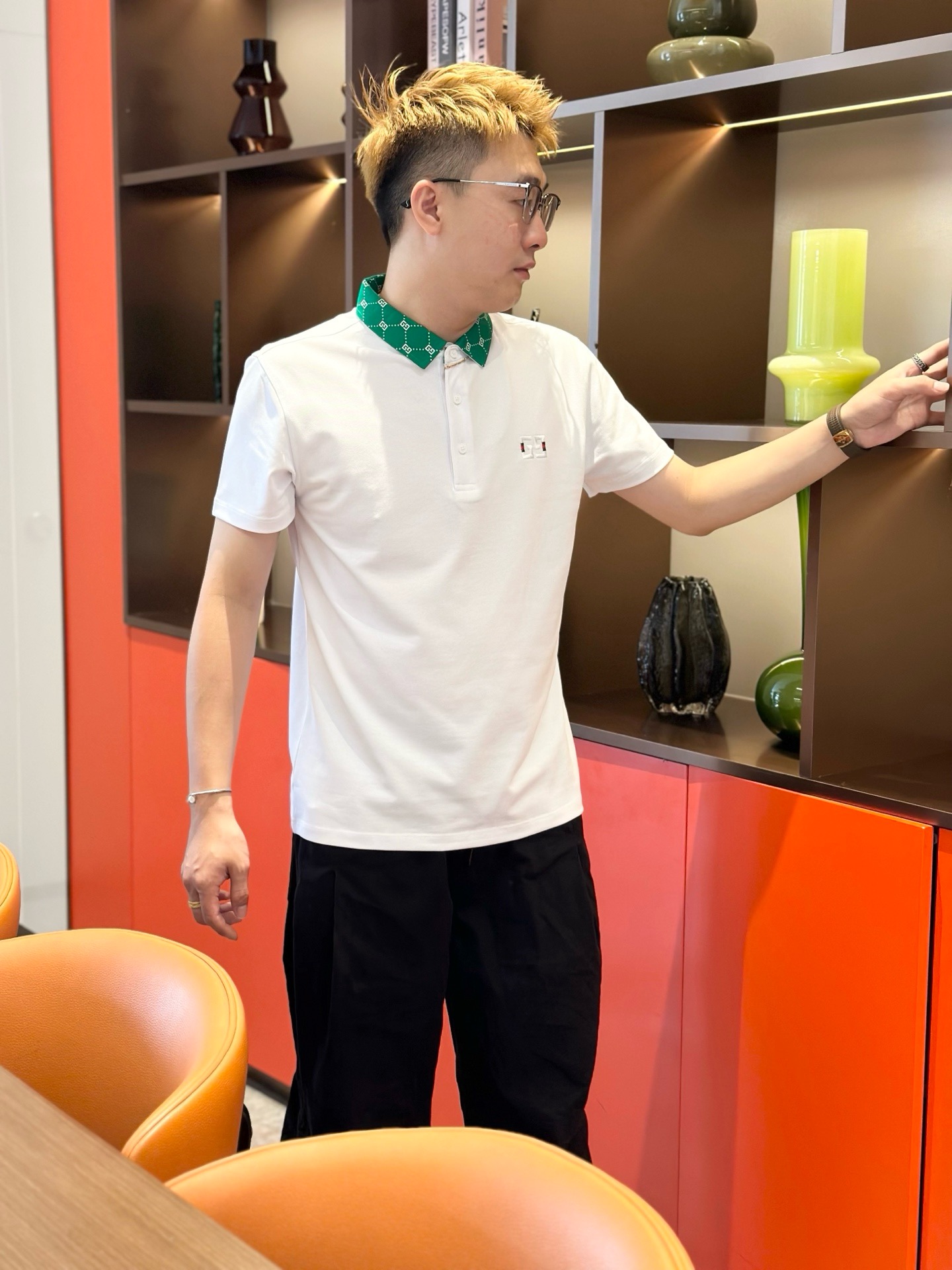 NO:486029,Guqi The classic Polo collar design in spring and summer is matched with simple single-breasted lines, neat and smooth lines, cleverly modifying the neck lines, showing elegant and gentlemanly style. The exquisite brand logo on the left chest adopts traceless glue pressing process, delicate and flat, low-key, and luxurious texture, showing the brand's ingenuity and quality pursuit in the subtleties. Selected high-quality fabrics, soft and smooth, breathable, and comfortable to wear. Whether it is to wear casual trousers to show professionalism and ability; or to combine them with jeans to create a daily look to create a relaxed and comfortable atmosphere, it can be perfectly adapted. ZZ helps you interpret diverse styles with a calm attitude and show your unique taste. Size M-3XL, jeans, alexander wang19860909古奇 春夏经典的Polo领设计,搭配简洁的单排扣,线条利落流畅,巧妙修饰颈部线条,彰显优雅绅士格调.左胸处精致的品牌标识,采用无痕压胶工艺,细腻而平整,低调间流露奢华质感,于细微之处展现品牌匠心与品质追求. 精选优质面料,触感柔软顺滑,透气性佳,穿着舒适自在.无论是搭配休闲西裤出席商务场合,展现专业干练；还是与牛仔裤组合打造日常造型,营造轻松惬意氛围,它都能完美适配,ZZ助你以从容姿态诠释多样风格,尽显独特品味. 尺码M-3XL,,jeans,alexander wang,Men's clothing