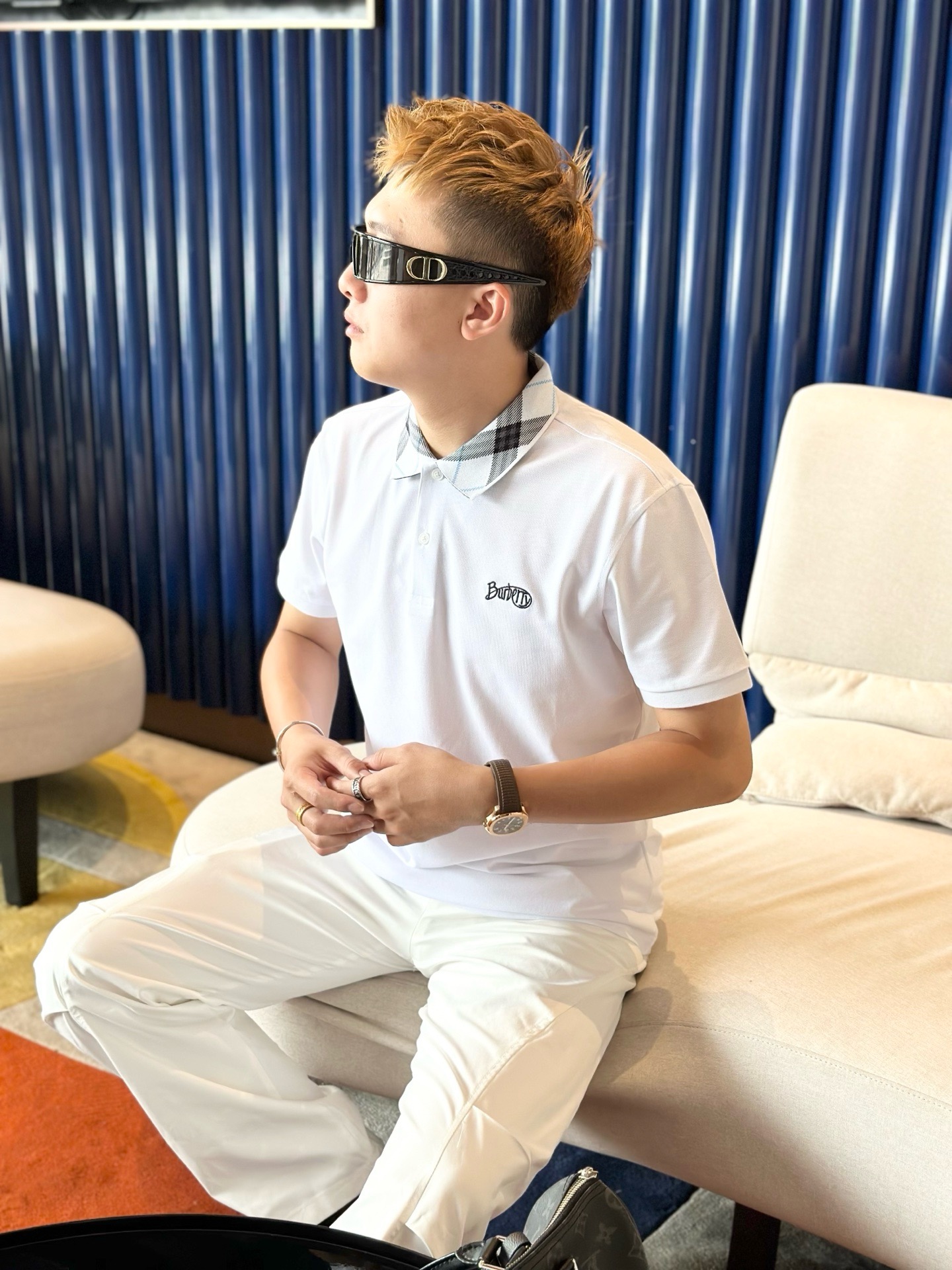 NO:486044,Burberry's classic Polo collar design in spring and summer, paired with simple single-breasted lines, neat and smooth lines, cleverly modifying the neck lines, showing elegant and gentlemanly style. The exquisite brand logo on the left chest adopts traceless pressing process, delicate and flat, low-key, and luxurious texture, showing the brand's ingenuity and quality pursuit in the subtleties. Selected high-quality fabrics, soft and smooth, breathable, and comfortable to wear. Whether it is to wear casual trousers to show professionalism and ability; or to combine them with jeans to create a daily look to create a relaxed and comfortable atmosphere, it can be perfectly adapted. ZZ helps you interpret diverse styles with a calm attitude and show your unique taste. Size M-3XL, burberry, jeans, alexander wang19860909巴宝莉 春夏经典的Polo领设计,搭配简洁的单排扣,线条利落流畅,巧妙修饰颈部线条,彰显优雅绅士格调.左胸处精致的品牌标识,采用无痕压胶工艺,细腻而平整,低调间流露奢华质感,于细微之处展现品牌匠心与品质追求. 精选优质面料,触感柔软顺滑,透气性佳,穿着舒适自在.无论是搭配休闲西裤出席商务场合,展现专业干练；还是与牛仔裤组合打造日常造型,营造轻松惬意氛围,它都能完美适配,ZZ助你以从容姿态诠释多样风格,尽显独特品味. 尺码M-3XL,,burberry,jeans,alexander wang,Men's clothing