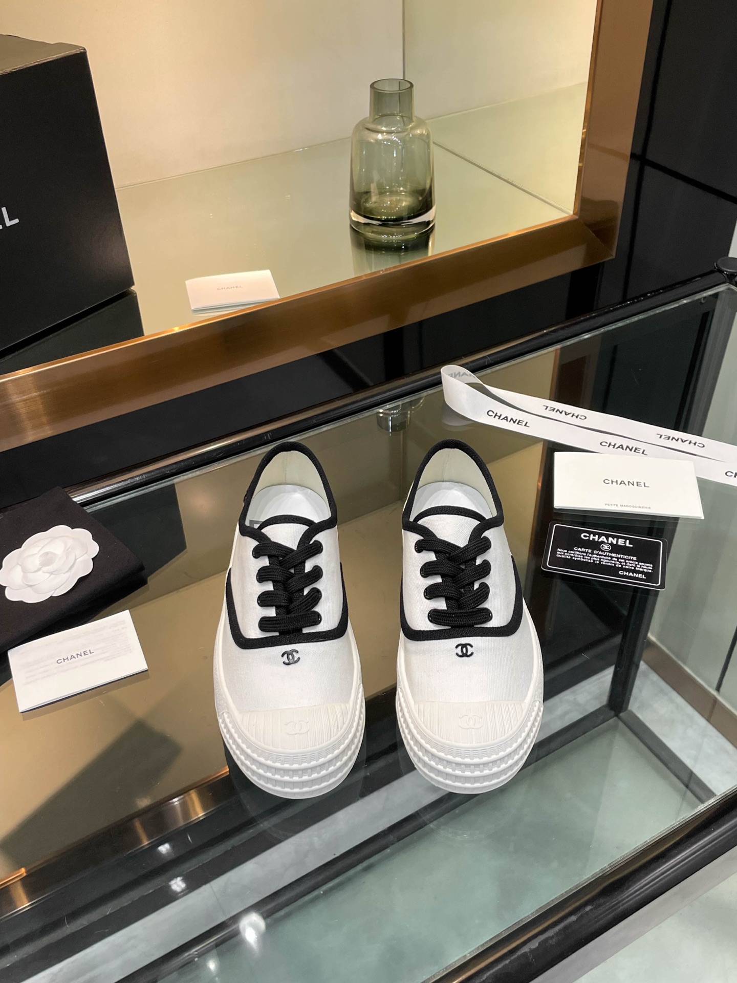 NO:386469,Chanel Chanel 25/ Hidden medieval style casual canvas shoes full of Vintage, medieval replica style get~ Canvas shoes are suitable for spring and summer, black and white splicing is very Chanel. It is very retro college-like with socks. Upper canvas outsole rubber outsole Size#35-40, casual shoes/sports shoes, chanel, chanel, sneakers, socks19860909Chanel香奈儿 25/ 隐藏中古款 休闲 帆布鞋 Vintage感满满,中古复刻款get啦～帆布鞋适配春夏,黑白拼接就很Chanel.配合袜子就很复古学院的感觉. 鞋面帆布 大底橡胶大底 Size#35-40,休闲鞋/运动鞋,chanel,chanel,sneakers,socks,Women's Shoes