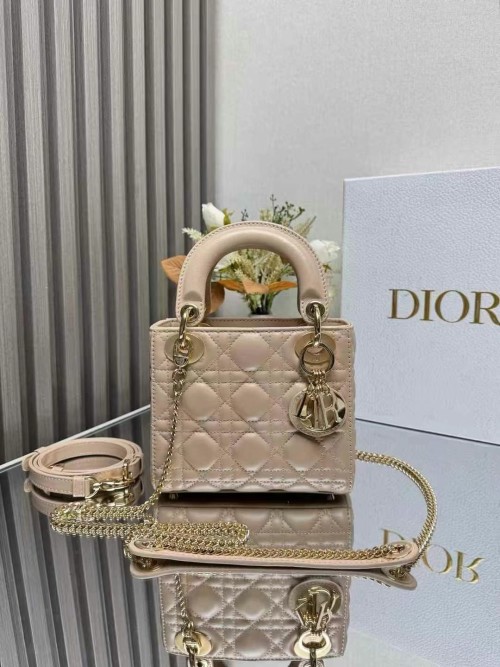 Classic Dior Lady Three-Grid Bag - Iconic Style, Compact Size 17cm 1 Classic Dior Lady Three-Grid Bag - Iconic Style, Compact Size 17cm