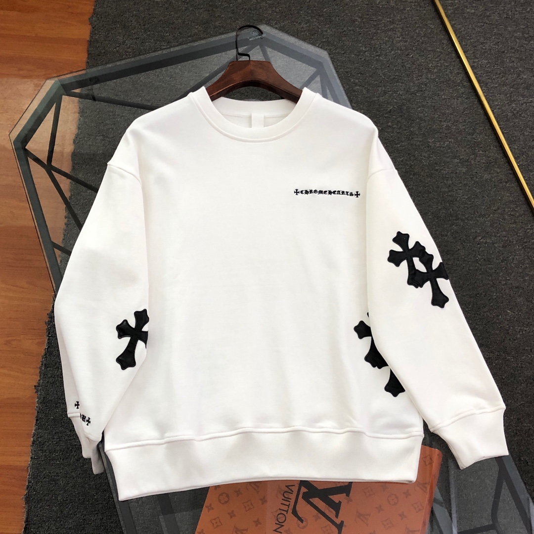 Chrome Hearts克罗心2025新款刺绣logo圆领卫衣 ⚠️高版本⚠️高品质⚠️原版面料 网红明星同款 面料选用400g纯棉毛圈面料 经典立体硅胶 logo标识 手感非常舒服 超级百搭好看的一款卫衣 三标齐全 男女同款 人手必备款 颜色 :黑色 白色 :肩宽59.5 胸围114 衣长69.5 袖长53 S :肩宽61.5 胸围118 衣长71 袖长54.5 M :肩宽63.5 胸围122 衣长72.5 袖长55.5 L :肩宽65.5 胸围126 衣长74 袖长56.5