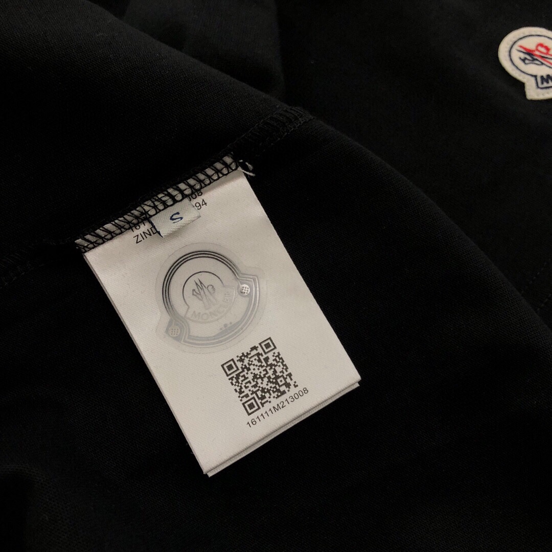 💰120
Moncler/蒙口2025春夏新款刺绣logo圆领短袖T恤
⚠高版本⚠高品质⚠原版面料 网红明星同款
胸前字母logo印花工艺,纯棉面料,手感非常舒服 超级百搭好看的一款短袖
三标齐全 男女同款 非市场普通版本
随意对比 品质绝对保证
颜色 : 白色 黑色 卡其色
尺码 : XS ~ L
XS : 胸围110 衣长70 肩宽58.5 袖口21.5
S : 胸围114 衣长72 肩宽60 袖口22
M : 胸围118 衣长74 肩宽61.5 袖口22.5
L : 胸围122 衣长76 肩宽63 袖口23