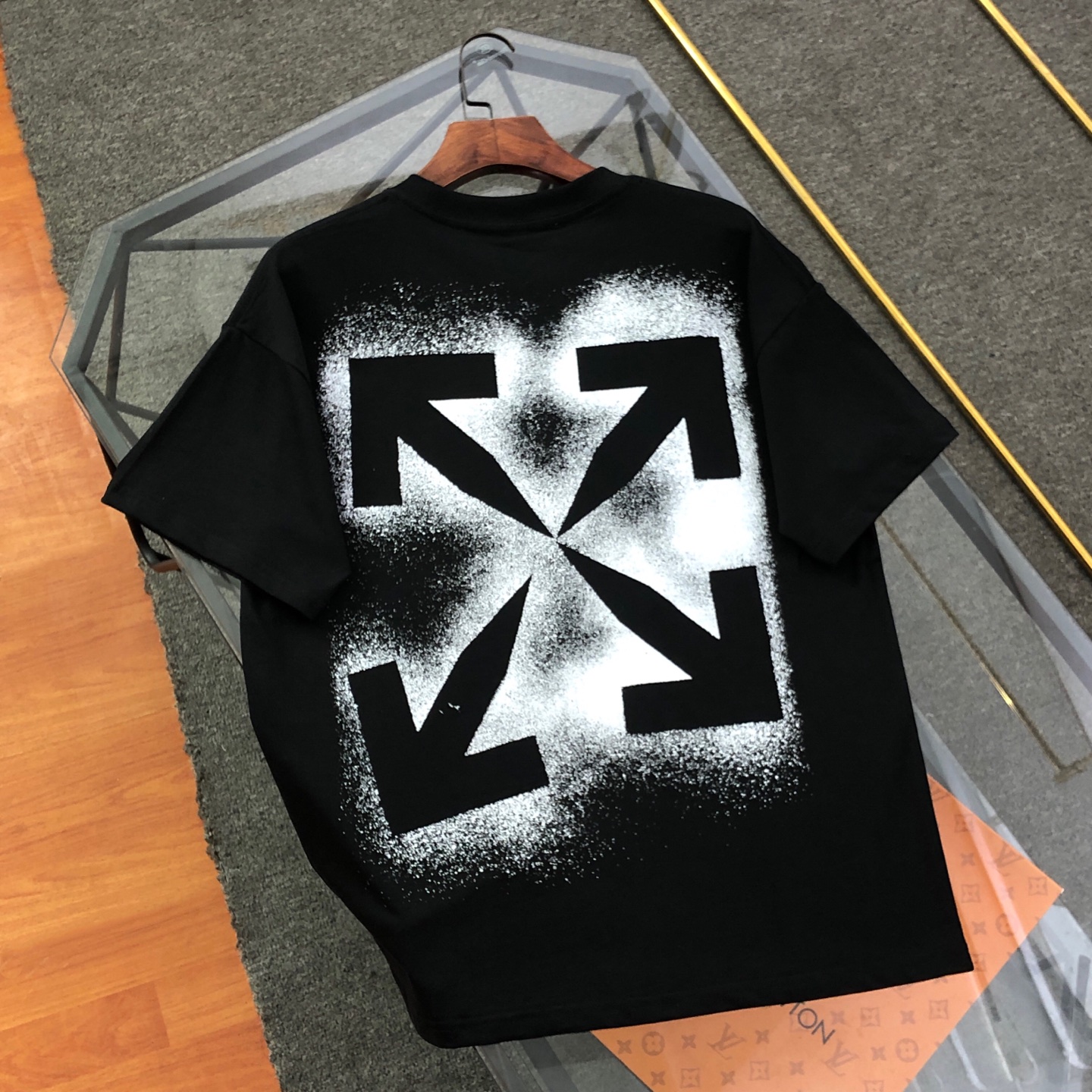 上新💰69 款号: O12#
OFF-WHITE 2025新款字母logo印花短袖T恤
⚠原版面料⚠高版本⚠高品质 网红明星同款
采用定织定染高克重原版面料,洗水完高达280g纯棉面料,螺纹增加到2.7不变形。,1-1工艺制作,宽松oversize版型。质感舒适度都是拉满的 上身简约百搭
手感非常舒服 超级百搭好看的一款短袖
三标齐全 男女同款正常版型 非市场普通版本
随意对比 品质绝对保证
颜色:黑色 白色
尺码:S-XL
S 衣长72胸围108肩宽52
M衣长74胸围112 肩宽53.5
L 衣长76胸围116 肩宽55
XL衣长78胸围120肩宽56.5