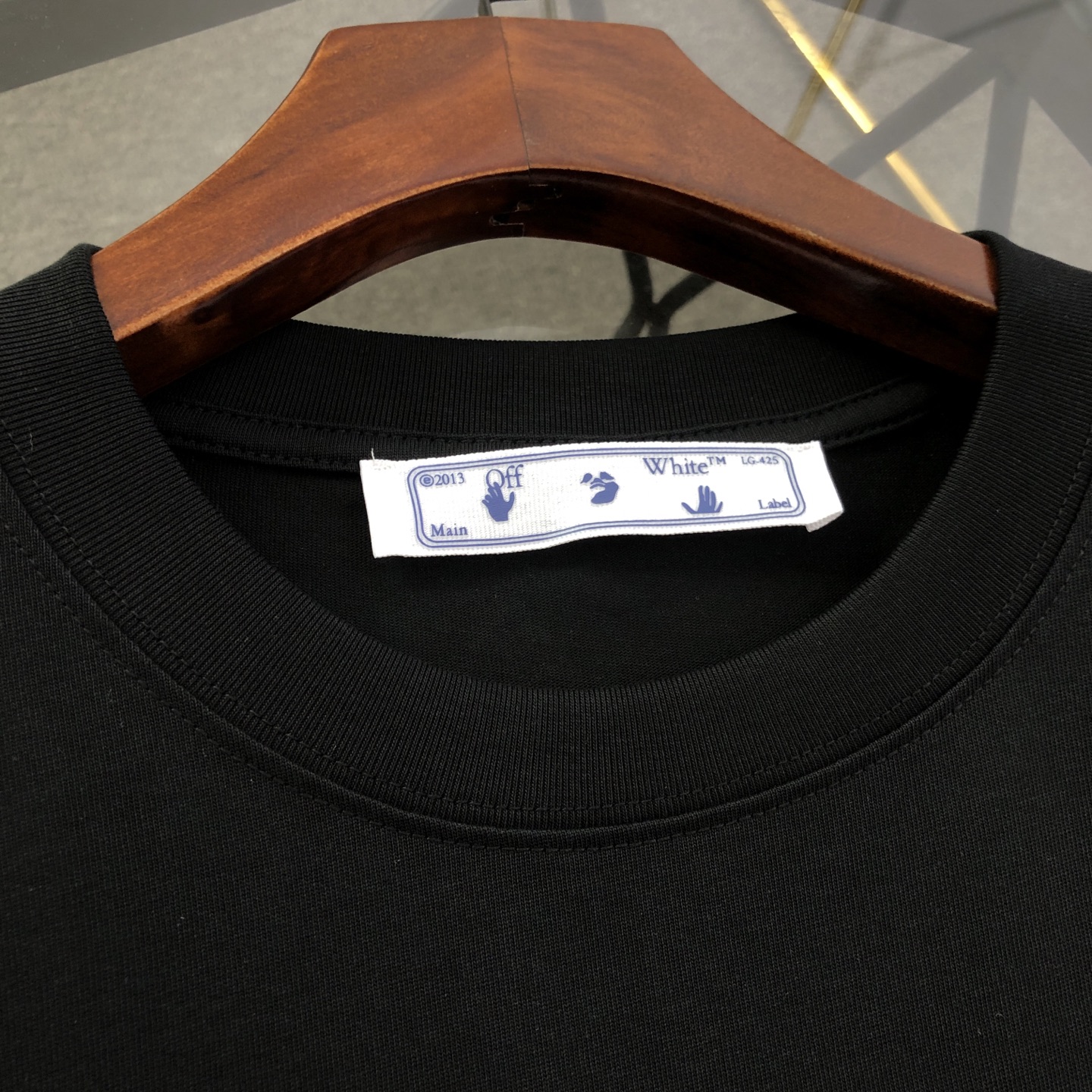 上新💰69 款号: O12#
OFF-WHITE 2025新款字母logo印花短袖T恤
⚠原版面料⚠高版本⚠高品质 网红明星同款
采用定织定染高克重原版面料,洗水完高达280g纯棉面料,螺纹增加到2.7不变形。,1-1工艺制作,宽松oversize版型。质感舒适度都是拉满的 上身简约百搭
手感非常舒服 超级百搭好看的一款短袖
三标齐全 男女同款正常版型 非市场普通版本
随意对比 品质绝对保证
颜色:黑色 白色
尺码:S-XL
S 衣长72胸围108肩宽52
M衣长74胸围112 肩宽53.5
L 衣长76胸围116 肩宽55
XL衣长78胸围120肩宽56.5