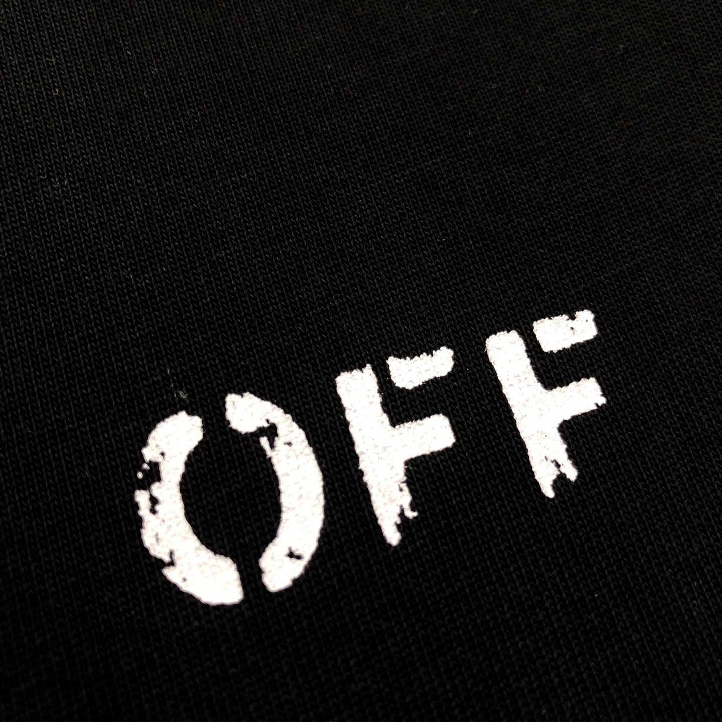 上新💰69 款号: O12#
OFF-WHITE 2025新款字母logo印花短袖T恤
⚠原版面料⚠高版本⚠高品质 网红明星同款
采用定织定染高克重原版面料,洗水完高达280g纯棉面料,螺纹增加到2.7不变形。,1-1工艺制作,宽松oversize版型。质感舒适度都是拉满的 上身简约百搭
手感非常舒服 超级百搭好看的一款短袖
三标齐全 男女同款正常版型 非市场普通版本
随意对比 品质绝对保证
颜色:黑色 白色
尺码:S-XL
S 衣长72胸围108肩宽52
M衣长74胸围112 肩宽53.5
L 衣长76胸围116 肩宽55
XL衣长78胸围120肩宽56.5