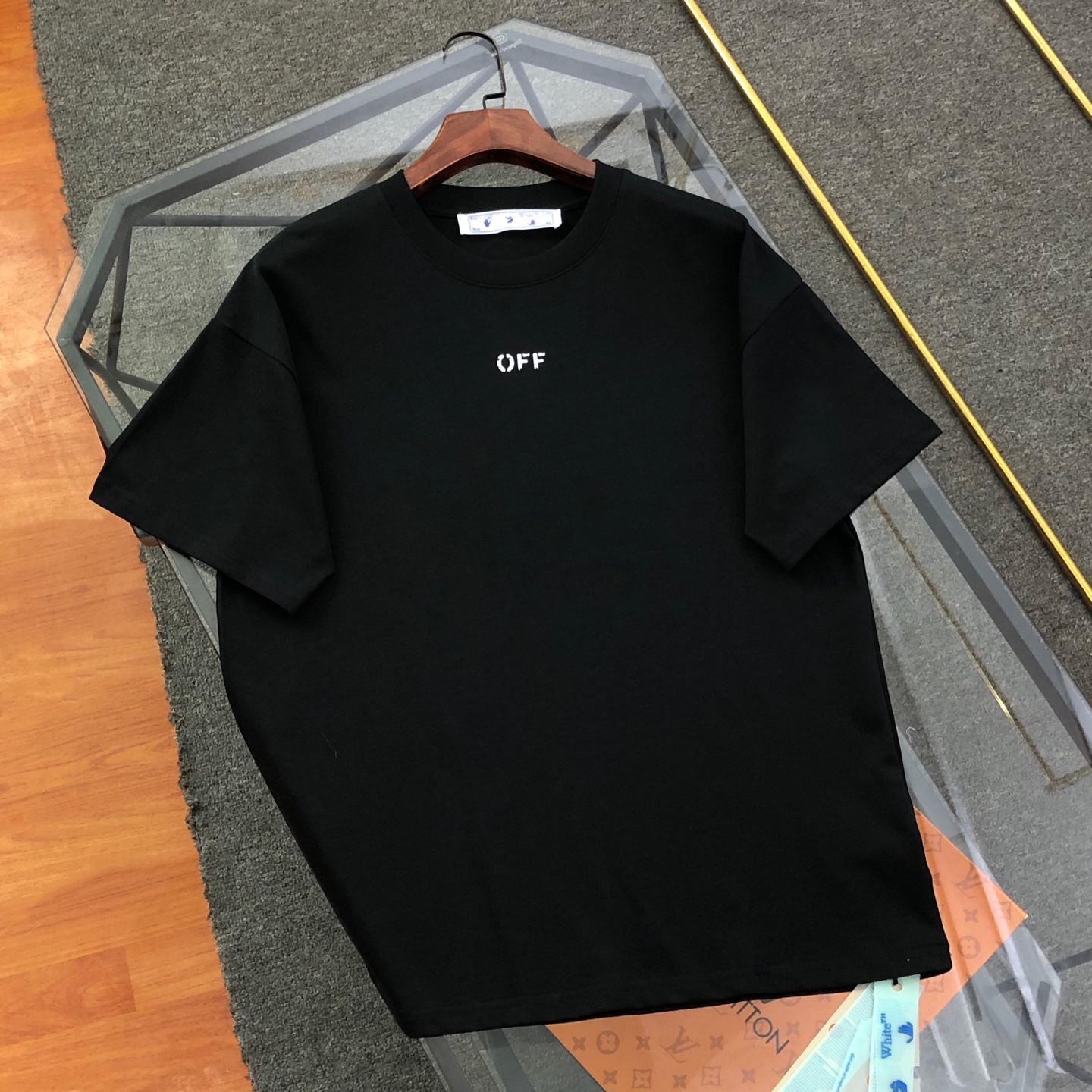 上新💰69 款号: O12#
OFF-WHITE 2025新款字母logo印花短袖T恤
⚠原版面料⚠高版本⚠高品质 网红明星同款
采用定织定染高克重原版面料,洗水完高达280g纯棉面料,螺纹增加到2.7不变形。,1-1工艺制作,宽松oversize版型。质感舒适度都是拉满的 上身简约百搭
手感非常舒服 超级百搭好看的一款短袖
三标齐全 男女同款正常版型 非市场普通版本
随意对比 品质绝对保证
颜色:黑色 白色
尺码:S-XL
S 衣长72胸围108肩宽52
M衣长74胸围112 肩宽53.5
L 衣长76胸围116 肩宽55
XL衣长78胸围120肩宽56.5