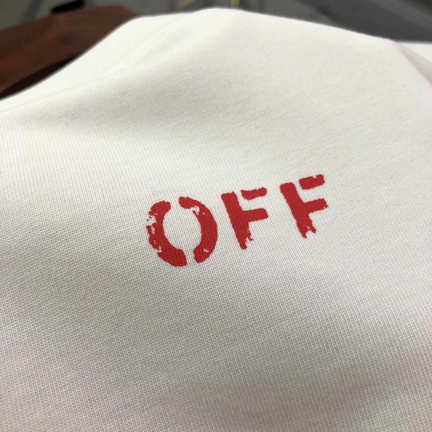 上新💰69 款号: O11#
OFF-WHITE 2025新款字母logo印花短袖T恤
⚠原版面料⚠高版本⚠高品质 网红明星同款
采用定织定染高克重原版面料,洗水完高达280g纯棉面料,螺纹增加到2.7不变形。,1-1工艺制作,宽松oversize版型。质感舒适度都是拉满的 上身简约百搭
手感非常舒服 超级百搭好看的一款短袖
三标齐全 男女同款正常版型 非市场普通版本
随意对比 品质绝对保证
颜色:黑色 白色
尺码:S-XL
S 衣长72胸围108肩宽52
M衣长74胸围112 肩宽53.5
L 衣长76胸围116 肩宽55
XL衣长78胸围120肩宽56.5