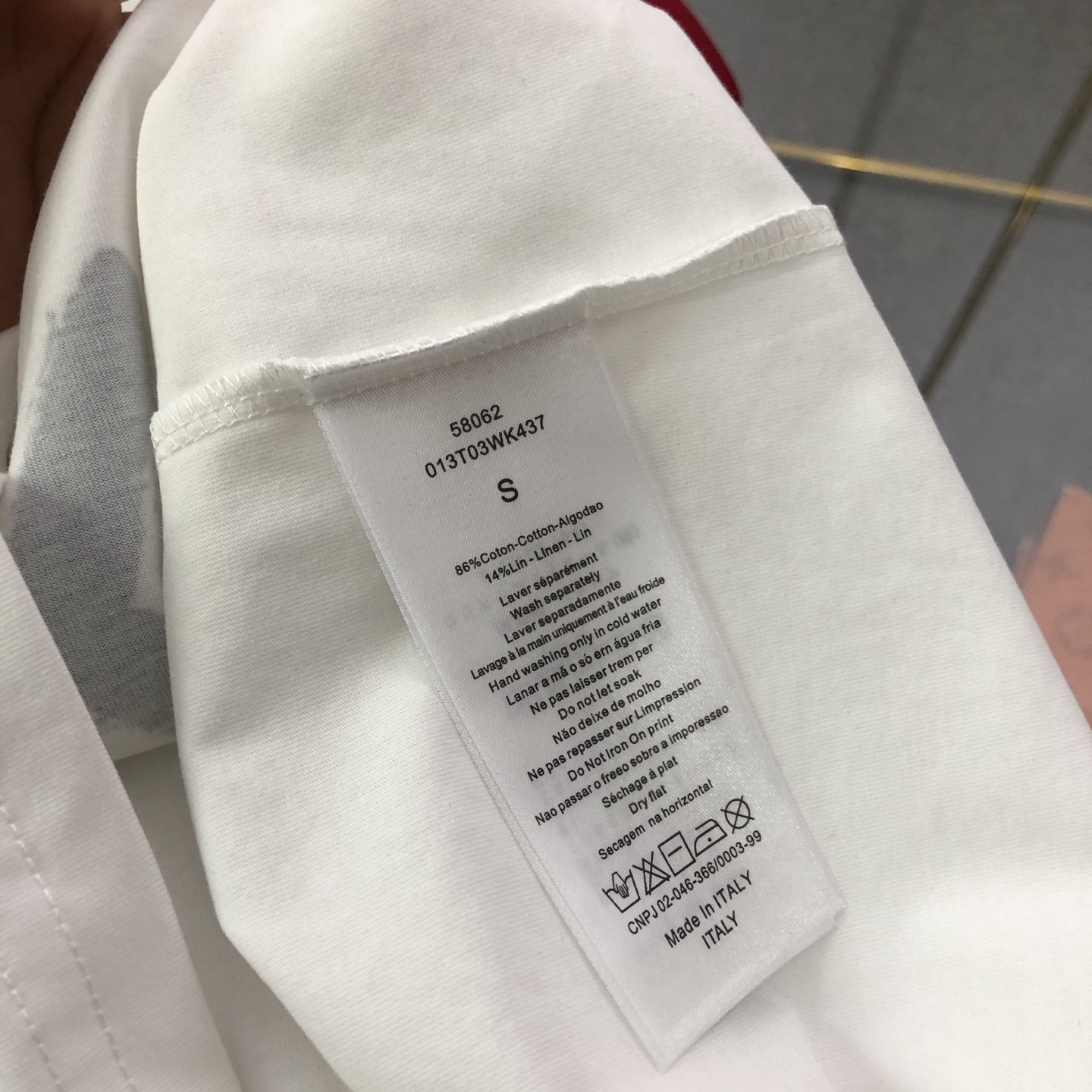 💰120 【女款】
DIOR/迪奥2025春夏新款直喷彩字母女款短袖T恤 
⚠原版面料⚠高版本⚠高品质 网红明星同款 
50支双冰爽棉170g面料 铺陈于品牌的服饰系列 数码直喷工艺 手感非常舒服 超级百搭好看的短袖 
三标齐全 非市场普通版本 随意对比 品质绝对保证 
颜色 ： 红色 蓝色 绿色
码数 ：S ~ L 
S ：衣长62 胸围90 肩宽38 袖长19 
M ：衣长64 胸围92 肩宽39 袖长19.5 
L ：衣长66 胸围94 肩宽40 袖长20
