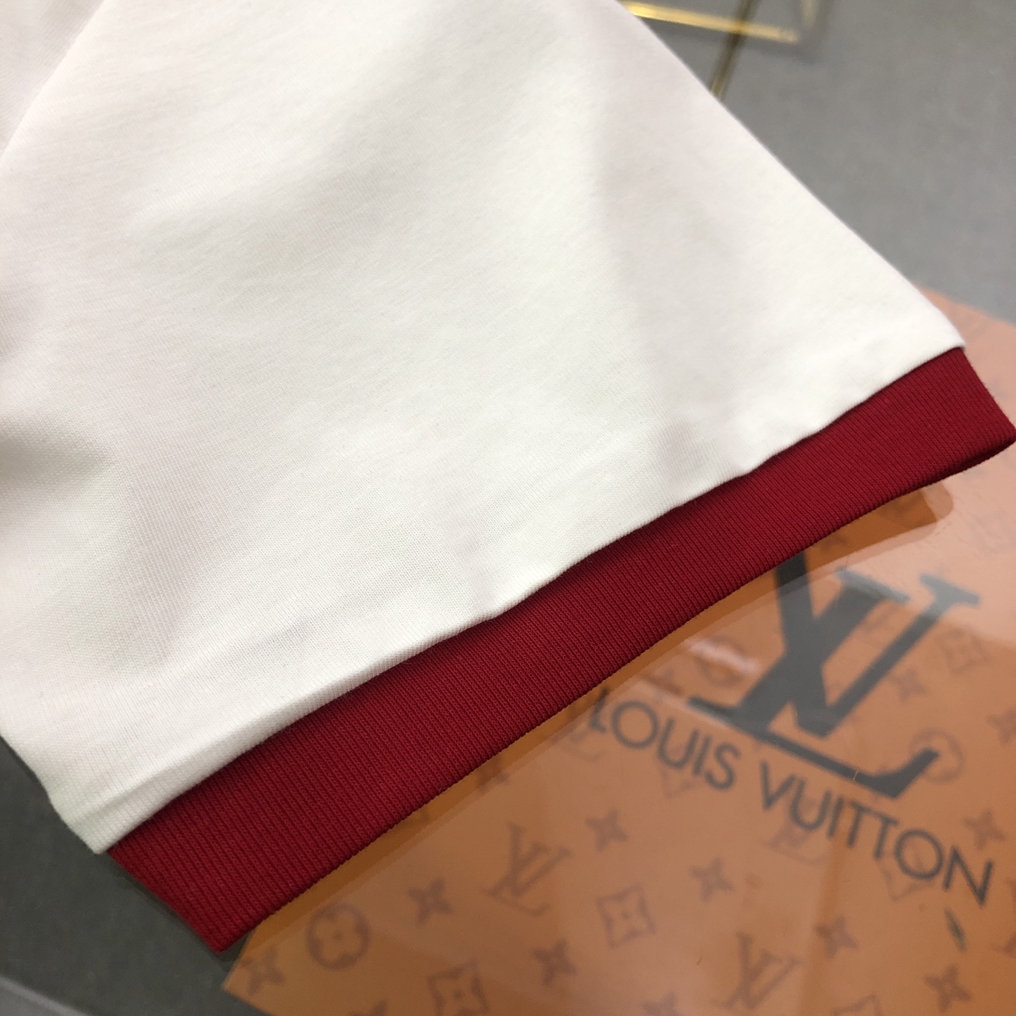 💰120 【女款】
DIOR/迪奥2025春夏新款直喷彩字母女款短袖T恤 
⚠原版面料⚠高版本⚠高品质 网红明星同款 
50支双冰爽棉170g面料 铺陈于品牌的服饰系列 数码直喷工艺 手感非常舒服 超级百搭好看的短袖 
三标齐全 非市场普通版本 随意对比 品质绝对保证 
颜色 ： 红色 蓝色 绿色
码数 ：S ~ L 
S ：衣长62 胸围90 肩宽38 袖长19 
M ：衣长64 胸围92 肩宽39 袖长19.5 
L ：衣长66 胸围94 肩宽40 袖长20
