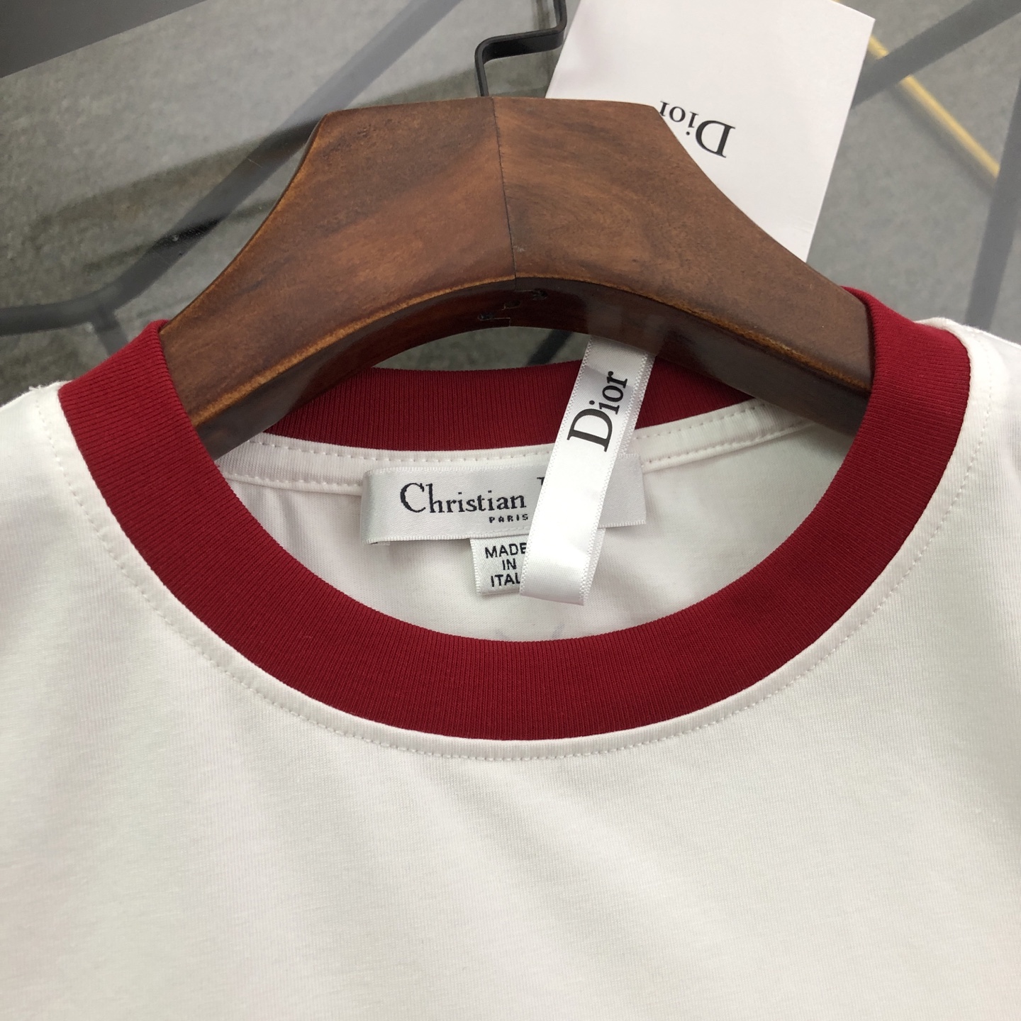 💰120 【女款】
DIOR/迪奥2025春夏新款直喷彩字母女款短袖T恤 
⚠原版面料⚠高版本⚠高品质 网红明星同款 
50支双冰爽棉170g面料 铺陈于品牌的服饰系列 数码直喷工艺 手感非常舒服 超级百搭好看的短袖 
三标齐全 非市场普通版本 随意对比 品质绝对保证 
颜色 ： 红色 蓝色 绿色
码数 ：S ~ L 
S ：衣长62 胸围90 肩宽38 袖长19 
M ：衣长64 胸围92 肩宽39 袖长19.5 
L ：衣长66 胸围94 肩宽40 袖长20
