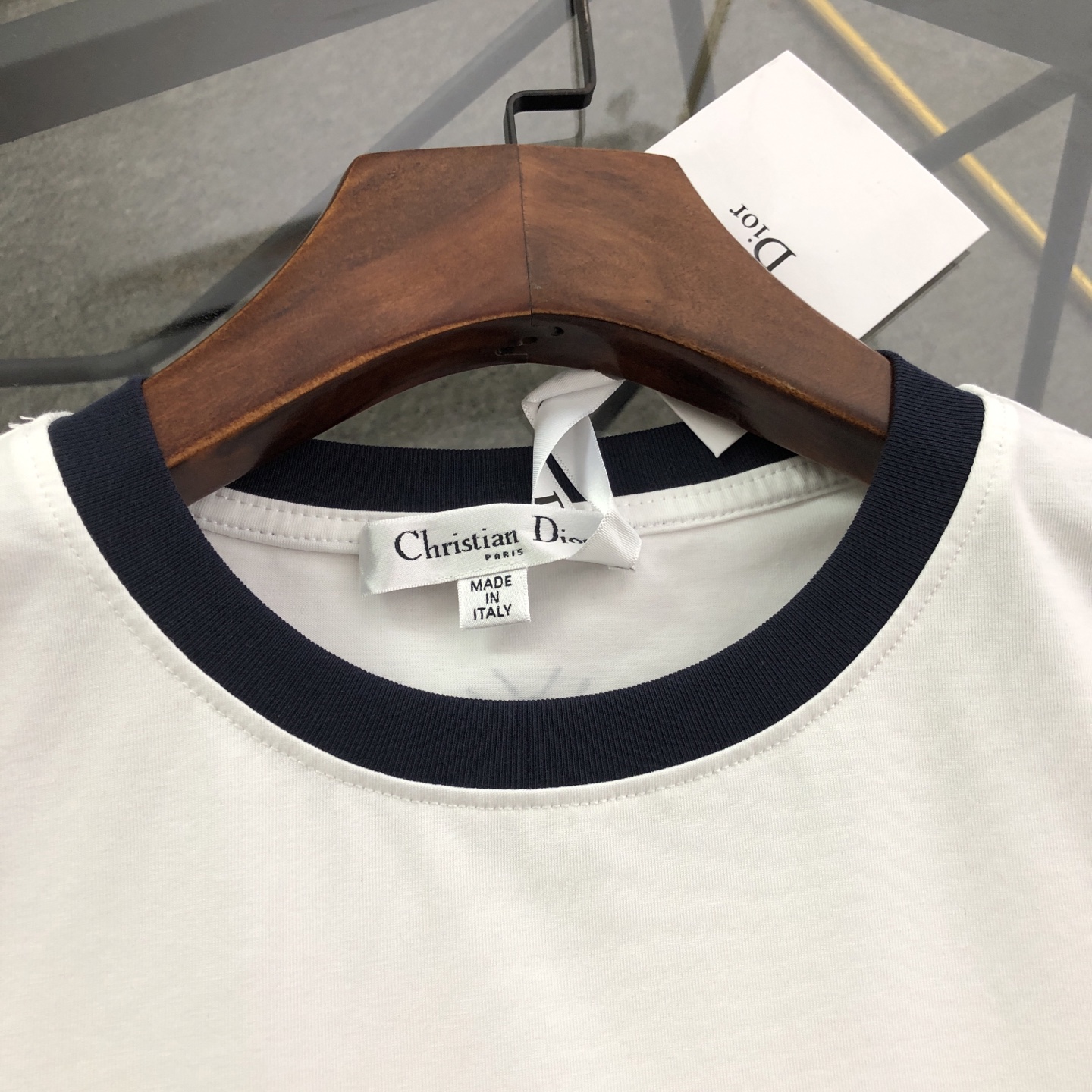 💰120 【女款】
DIOR/迪奥2025春夏新款直喷彩字母女款短袖T恤 
⚠原版面料⚠高版本⚠高品质 网红明星同款 
50支双冰爽棉170g面料 铺陈于品牌的服饰系列 数码直喷工艺 手感非常舒服 超级百搭好看的短袖 
三标齐全 非市场普通版本 随意对比 品质绝对保证 
颜色 ： 红色 蓝色 绿色
码数 ：S ~ L 
S ：衣长62 胸围90 肩宽38 袖长19 
M ：衣长64 胸围92 肩宽39 袖长19.5 
L ：衣长66 胸围94 肩宽40 袖长20
