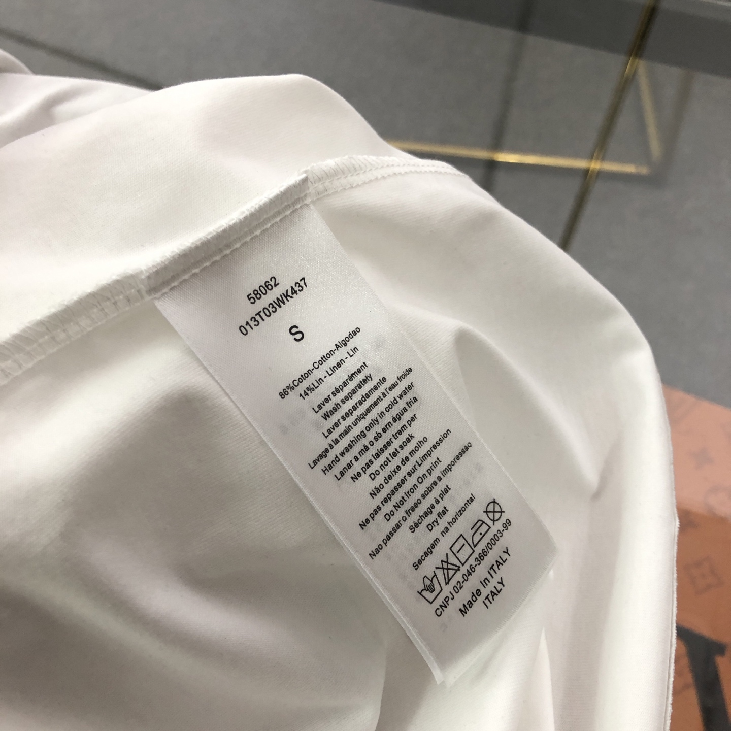 💰120 【女款】
DIOR/迪奥2025春夏新款直喷彩字母女款短袖T恤 
⚠原版面料⚠高版本⚠高品质 网红明星同款 
50支双冰爽棉170g面料 铺陈于品牌的服饰系列 数码直喷工艺 手感非常舒服 超级百搭好看的短袖 
三标齐全 非市场普通版本 随意对比 品质绝对保证 
颜色 ： 红色 蓝色 绿色
码数 ：S ~ L 
S ：衣长62 胸围90 肩宽38 袖长19 
M ：衣长64 胸围92 肩宽39 袖长19.5 
L ：衣长66 胸围94 肩宽40 袖长20
