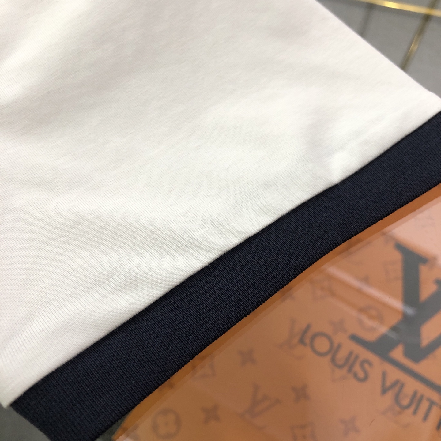 💰120 【女款】
DIOR/迪奥2025春夏新款直喷彩字母女款短袖T恤 
⚠原版面料⚠高版本⚠高品质 网红明星同款 
50支双冰爽棉170g面料 铺陈于品牌的服饰系列 数码直喷工艺 手感非常舒服 超级百搭好看的短袖 
三标齐全 非市场普通版本 随意对比 品质绝对保证 
颜色 ： 红色 蓝色 绿色
码数 ：S ~ L 
S ：衣长62 胸围90 肩宽38 袖长19 
M ：衣长64 胸围92 肩宽39 袖长19.5 
L ：衣长66 胸围94 肩宽40 袖长20
