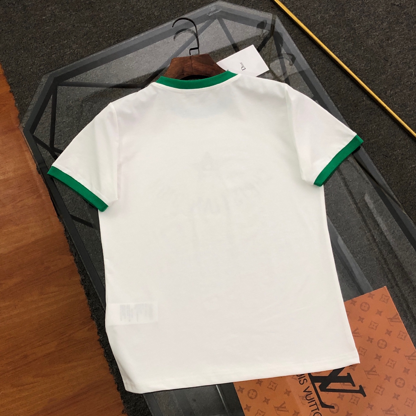 💰120 【女款】
DIOR/迪奥2025春夏新款直喷彩字母女款短袖T恤 
⚠原版面料⚠高版本⚠高品质 网红明星同款 
50支双冰爽棉170g面料 铺陈于品牌的服饰系列 数码直喷工艺 手感非常舒服 超级百搭好看的短袖 
三标齐全 非市场普通版本 随意对比 品质绝对保证 
颜色 ： 红色 蓝色 绿色
码数 ：S ~ L 
S ：衣长62 胸围90 肩宽38 袖长19 
M ：衣长64 胸围92 肩宽39 袖长19.5 
L ：衣长66 胸围94 肩宽40 袖长20
