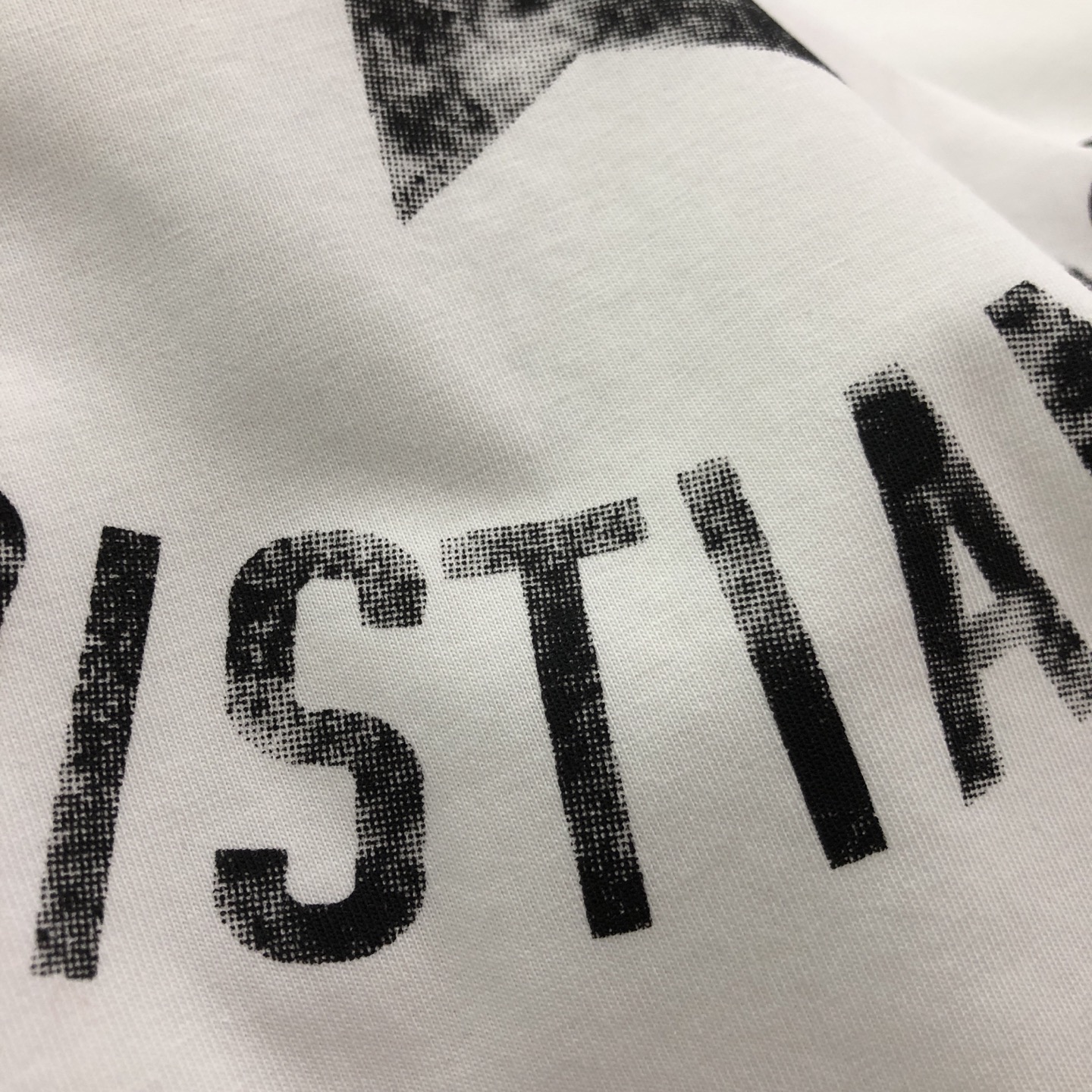 💰120 【女款】
DIOR/迪奥2025春夏新款直喷彩字母女款短袖T恤 
⚠原版面料⚠高版本⚠高品质 网红明星同款 
50支双冰爽棉170g面料 铺陈于品牌的服饰系列 数码直喷工艺 手感非常舒服 超级百搭好看的短袖 
三标齐全 非市场普通版本 随意对比 品质绝对保证 
颜色 ： 红色 蓝色 绿色
码数 ：S ~ L 
S ：衣长62 胸围90 肩宽38 袖长19 
M ：衣长64 胸围92 肩宽39 袖长19.5 
L ：衣长66 胸围94 肩宽40 袖长20
