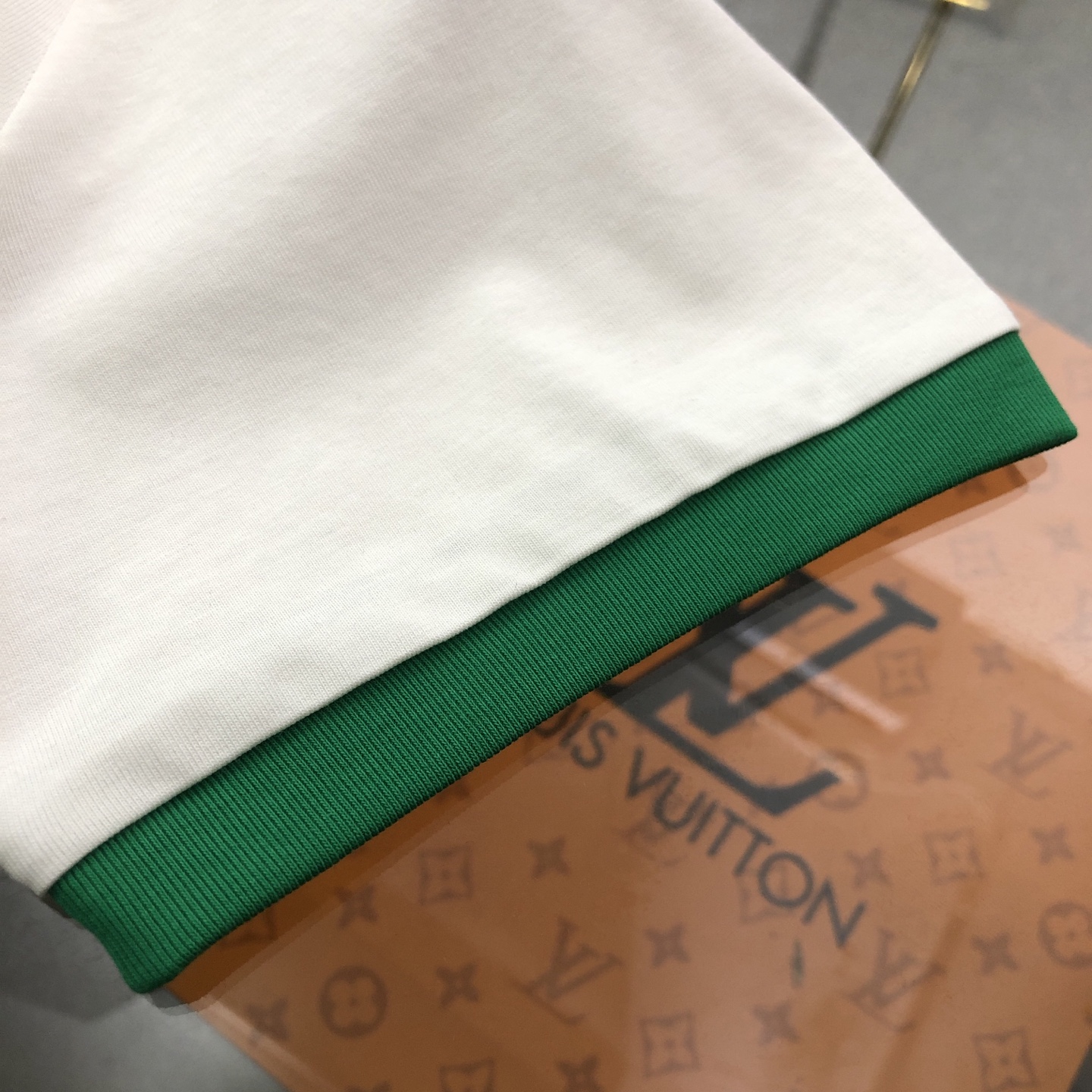 💰120 【女款】
DIOR/迪奥2025春夏新款直喷彩字母女款短袖T恤 
⚠原版面料⚠高版本⚠高品质 网红明星同款 
50支双冰爽棉170g面料 铺陈于品牌的服饰系列 数码直喷工艺 手感非常舒服 超级百搭好看的短袖 
三标齐全 非市场普通版本 随意对比 品质绝对保证 
颜色 ： 红色 蓝色 绿色
码数 ：S ~ L 
S ：衣长62 胸围90 肩宽38 袖长19 
M ：衣长64 胸围92 肩宽39 袖长19.5 
L ：衣长66 胸围94 肩宽40 袖长20
