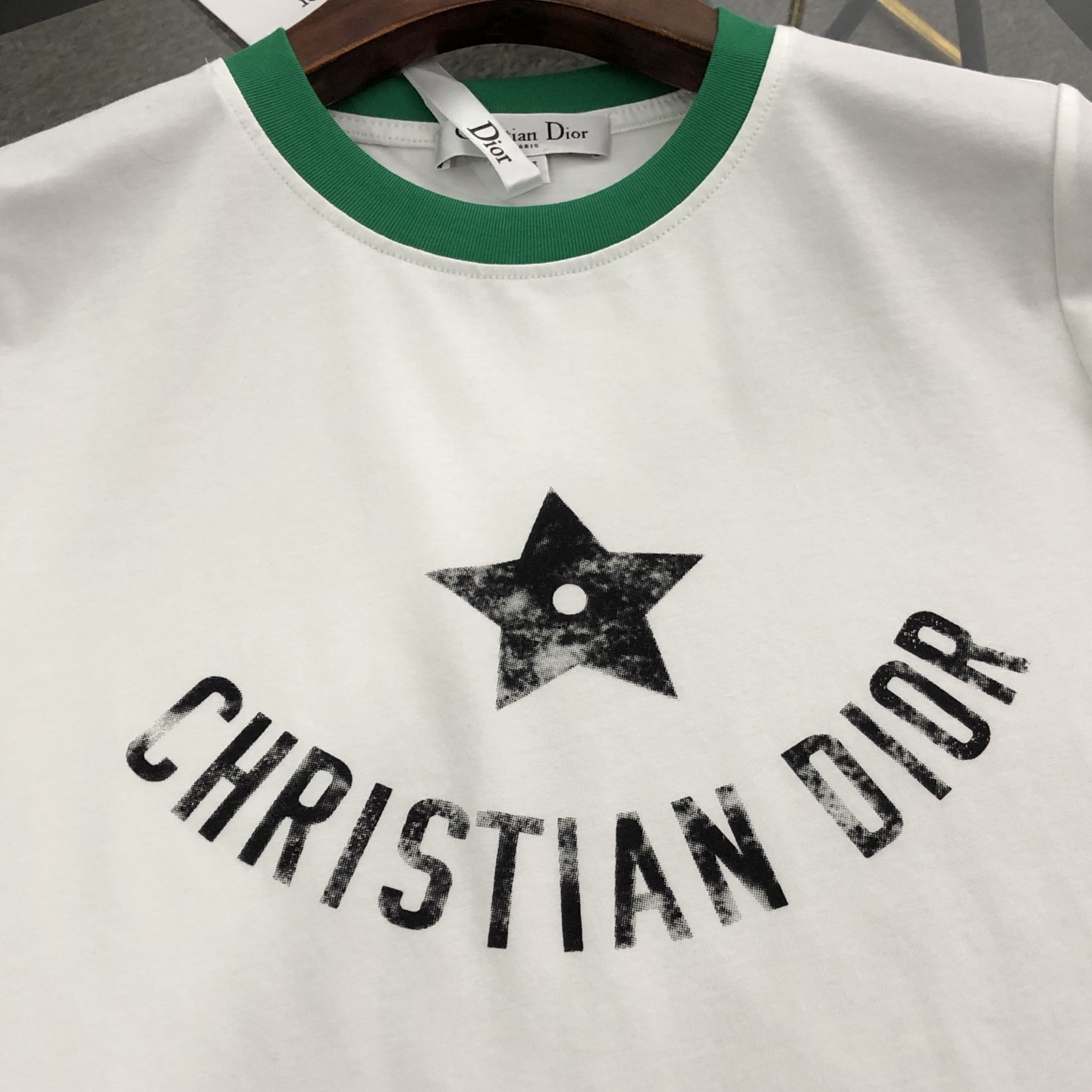 💰120 【女款】
DIOR/迪奥2025春夏新款直喷彩字母女款短袖T恤 
⚠原版面料⚠高版本⚠高品质 网红明星同款 
50支双冰爽棉170g面料 铺陈于品牌的服饰系列 数码直喷工艺 手感非常舒服 超级百搭好看的短袖 
三标齐全 非市场普通版本 随意对比 品质绝对保证 
颜色 ： 红色 蓝色 绿色
码数 ：S ~ L 
S ：衣长62 胸围90 肩宽38 袖长19 
M ：衣长64 胸围92 肩宽39 袖长19.5 
L ：衣长66 胸围94 肩宽40 袖长20
