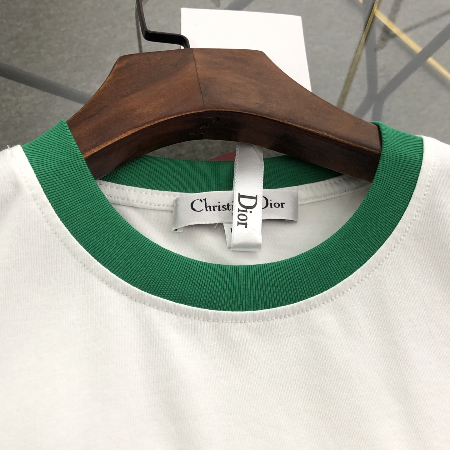 💰120 【女款】
DIOR/迪奥2025春夏新款直喷彩字母女款短袖T恤 
⚠原版面料⚠高版本⚠高品质 网红明星同款 
50支双冰爽棉170g面料 铺陈于品牌的服饰系列 数码直喷工艺 手感非常舒服 超级百搭好看的短袖 
三标齐全 非市场普通版本 随意对比 品质绝对保证 
颜色 ： 红色 蓝色 绿色
码数 ：S ~ L 
S ：衣长62 胸围90 肩宽38 袖长19 
M ：衣长64 胸围92 肩宽39 袖长19.5 
L ：衣长66 胸围94 肩宽40 袖长20
