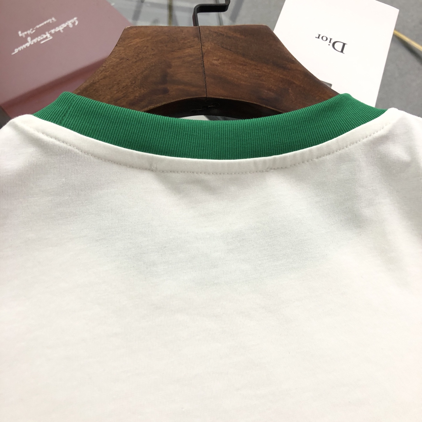 💰120 【女款】
DIOR/迪奥2025春夏新款直喷彩字母女款短袖T恤 
⚠原版面料⚠高版本⚠高品质 网红明星同款 
50支双冰爽棉170g面料 铺陈于品牌的服饰系列 数码直喷工艺 手感非常舒服 超级百搭好看的短袖 
三标齐全 非市场普通版本 随意对比 品质绝对保证 
颜色 ： 红色 蓝色 绿色
码数 ：S ~ L 
S ：衣长62 胸围90 肩宽38 袖长19 
M ：衣长64 胸围92 肩宽39 袖长19.5 
L ：衣长66 胸围94 肩宽40 袖长20
