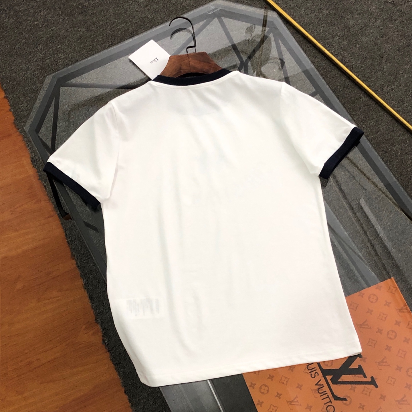 💰120 【女款】
DIOR/迪奥2025春夏新款直喷彩字母女款短袖T恤 
⚠原版面料⚠高版本⚠高品质 网红明星同款 
50支双冰爽棉170g面料 铺陈于品牌的服饰系列 数码直喷工艺 手感非常舒服 超级百搭好看的短袖 
三标齐全 非市场普通版本 随意对比 品质绝对保证 
颜色 ： 红色 蓝色 绿色
码数 ：S ~ L 
S ：衣长62 胸围90 肩宽38 袖长19 
M ：衣长64 胸围92 肩宽39 袖长19.5 
L ：衣长66 胸围94 肩宽40 袖长20
