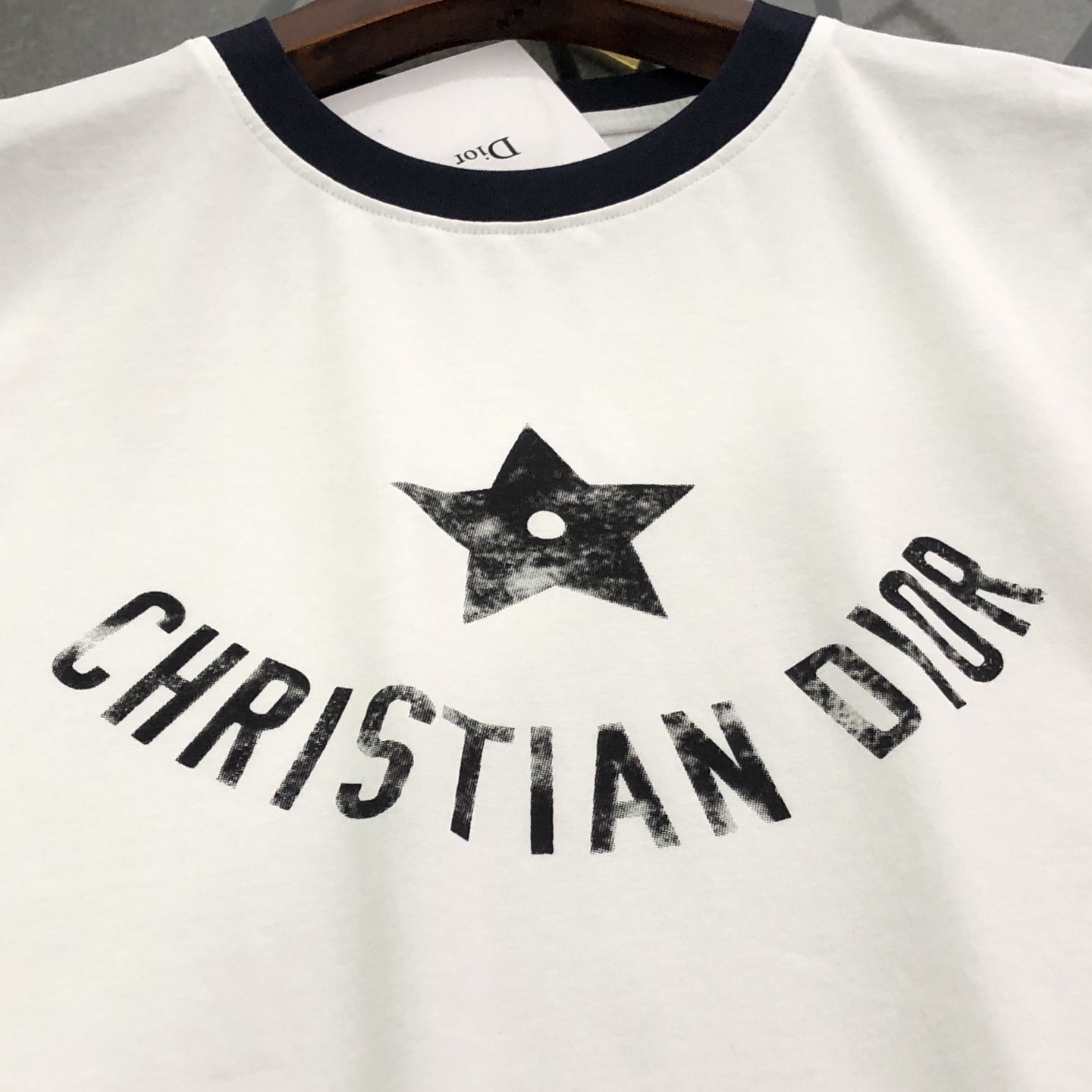 💰120 【女款】
DIOR/迪奥2025春夏新款直喷彩字母女款短袖T恤 
⚠原版面料⚠高版本⚠高品质 网红明星同款 
50支双冰爽棉170g面料 铺陈于品牌的服饰系列 数码直喷工艺 手感非常舒服 超级百搭好看的短袖 
三标齐全 非市场普通版本 随意对比 品质绝对保证 
颜色 ： 红色 蓝色 绿色
码数 ：S ~ L 
S ：衣长62 胸围90 肩宽38 袖长19 
M ：衣长64 胸围92 肩宽39 袖长19.5 
L ：衣长66 胸围94 肩宽40 袖长20
