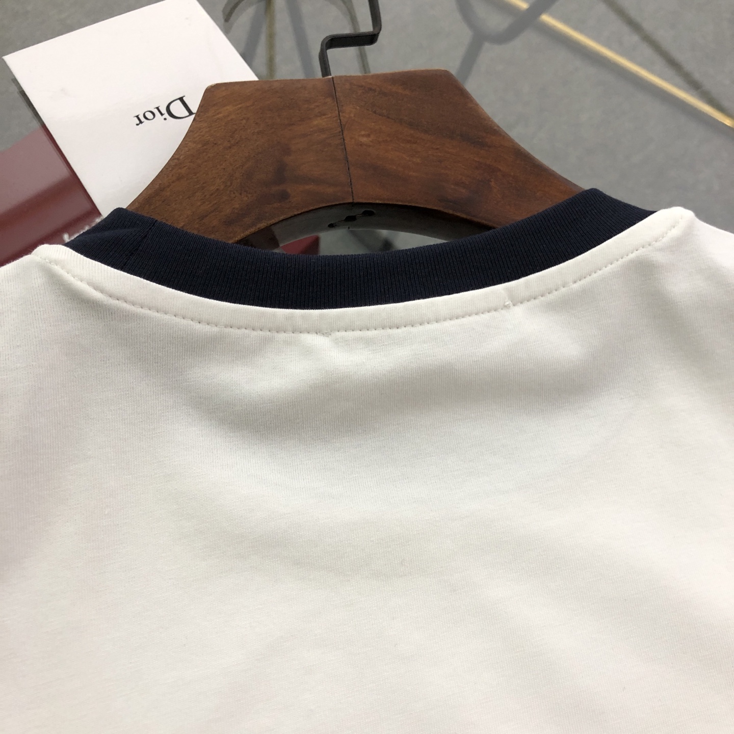 💰120 【女款】
DIOR/迪奥2025春夏新款直喷彩字母女款短袖T恤 
⚠原版面料⚠高版本⚠高品质 网红明星同款 
50支双冰爽棉170g面料 铺陈于品牌的服饰系列 数码直喷工艺 手感非常舒服 超级百搭好看的短袖 
三标齐全 非市场普通版本 随意对比 品质绝对保证 
颜色 ： 红色 蓝色 绿色
码数 ：S ~ L 
S ：衣长62 胸围90 肩宽38 袖长19 
M ：衣长64 胸围92 肩宽39 袖长19.5 
L ：衣长66 胸围94 肩宽40 袖长20
