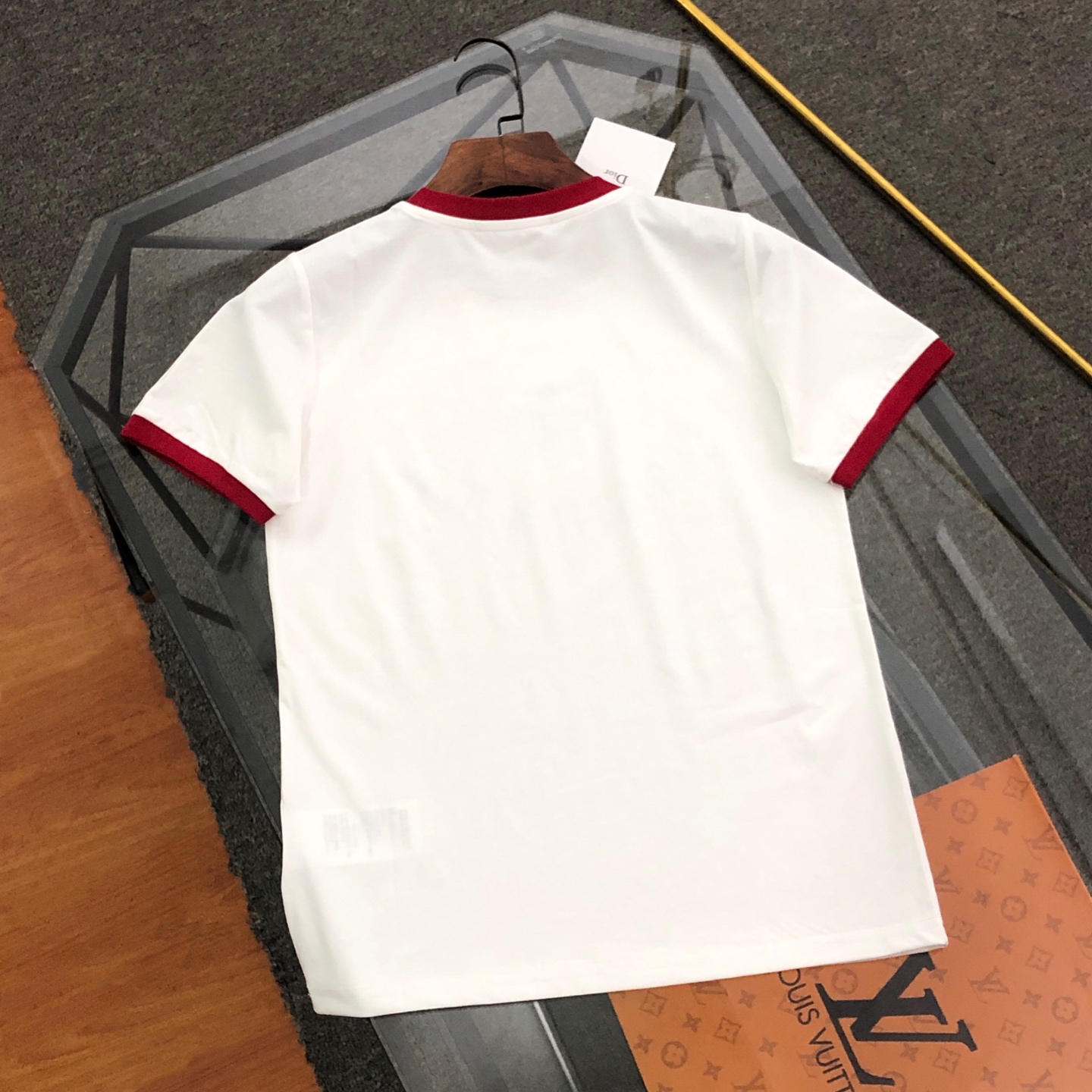 💰120 【女款】
DIOR/迪奥2025春夏新款直喷彩字母女款短袖T恤 
⚠原版面料⚠高版本⚠高品质 网红明星同款 
50支双冰爽棉170g面料 铺陈于品牌的服饰系列 数码直喷工艺 手感非常舒服 超级百搭好看的短袖 
三标齐全 非市场普通版本 随意对比 品质绝对保证 
颜色 ： 红色 蓝色 绿色
码数 ：S ~ L 
S ：衣长62 胸围90 肩宽38 袖长19 
M ：衣长64 胸围92 肩宽39 袖长19.5 
L ：衣长66 胸围94 肩宽40 袖长20
