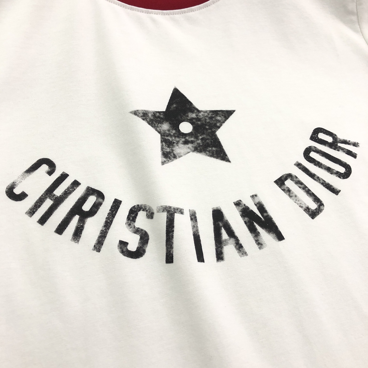 💰120 【女款】
DIOR/迪奥2025春夏新款直喷彩字母女款短袖T恤 
⚠原版面料⚠高版本⚠高品质 网红明星同款 
50支双冰爽棉170g面料 铺陈于品牌的服饰系列 数码直喷工艺 手感非常舒服 超级百搭好看的短袖 
三标齐全 非市场普通版本 随意对比 品质绝对保证 
颜色 ： 红色 蓝色 绿色
码数 ：S ~ L 
S ：衣长62 胸围90 肩宽38 袖长19 
M ：衣长64 胸围92 肩宽39 袖长19.5 
L ：衣长66 胸围94 肩宽40 袖长20
