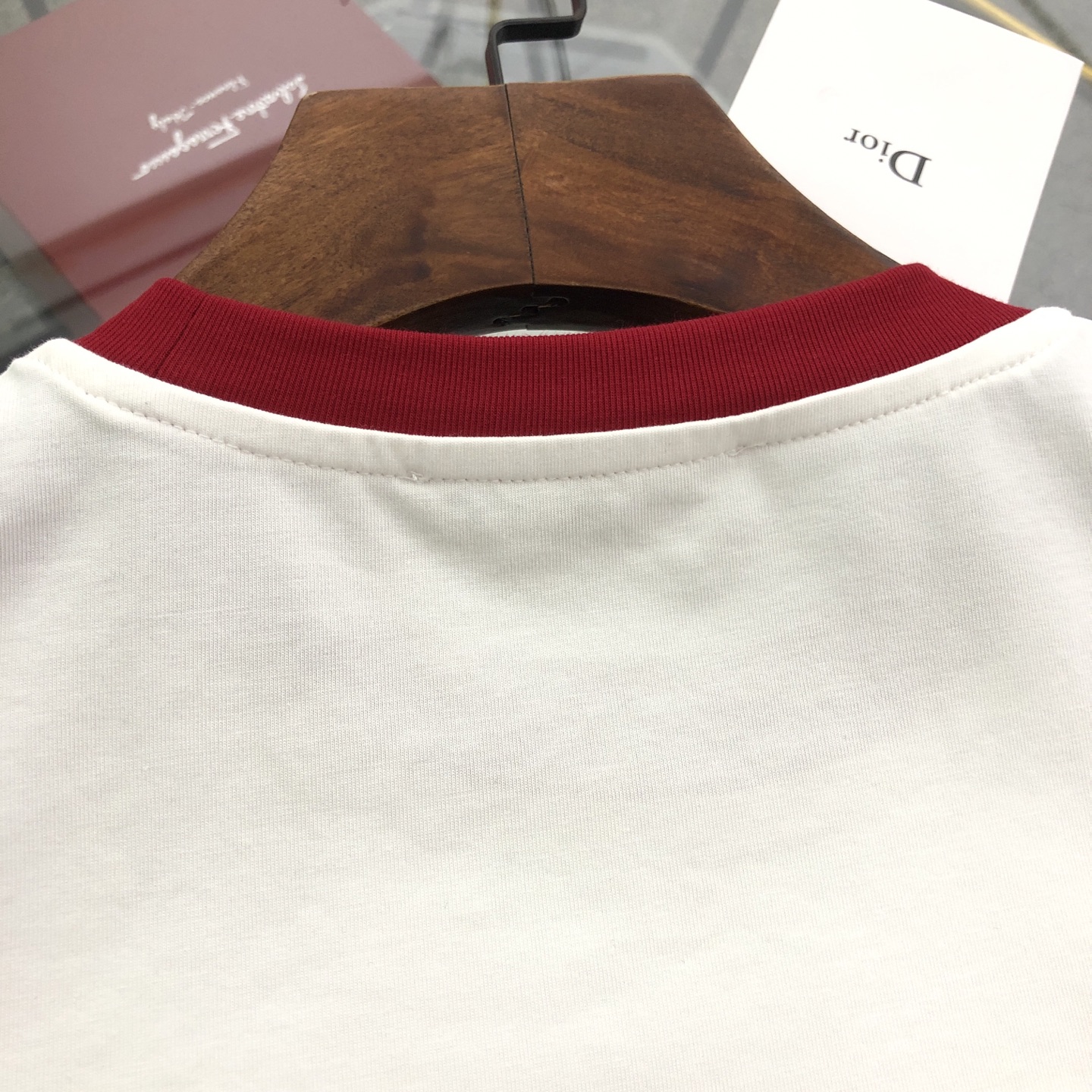 💰120 【女款】
DIOR/迪奥2025春夏新款直喷彩字母女款短袖T恤 
⚠原版面料⚠高版本⚠高品质 网红明星同款 
50支双冰爽棉170g面料 铺陈于品牌的服饰系列 数码直喷工艺 手感非常舒服 超级百搭好看的短袖 
三标齐全 非市场普通版本 随意对比 品质绝对保证 
颜色 ： 红色 蓝色 绿色
码数 ：S ~ L 
S ：衣长62 胸围90 肩宽38 袖长19 
M ：衣长64 胸围92 肩宽39 袖长19.5 
L ：衣长66 胸围94 肩宽40 袖长20
