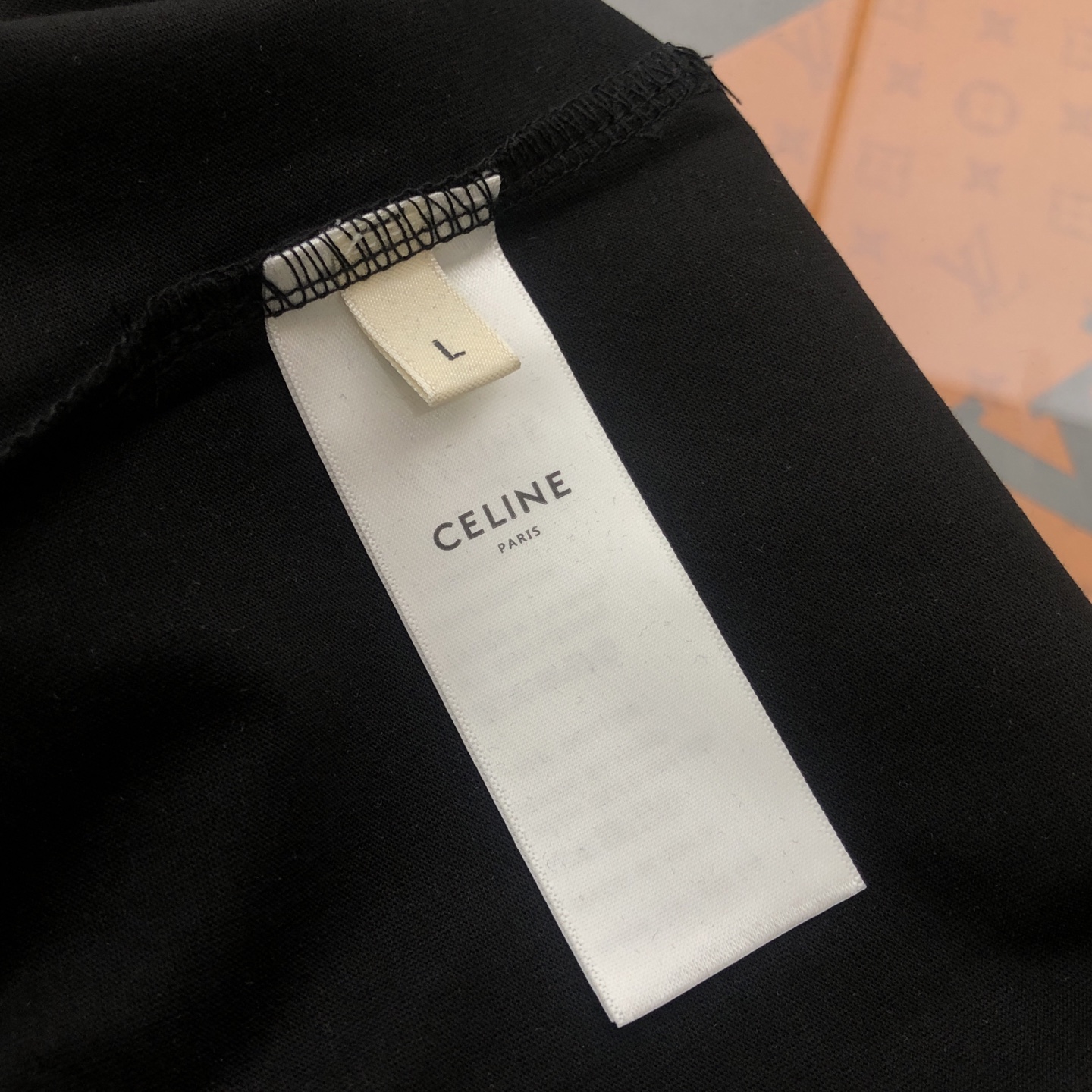 120💰
CELINE赛琳 2025新款字母logo印花短袖T恤
120💰 【女款】
DIOR/迪奥2025春夏新款直喷彩字母女款短袖T恤 
⚠原版面料⚠高版本⚠高品质 网红明星同款 
50支双冰爽棉170g面料 铺陈于品牌的服饰系列 数码直喷工艺 手感非常舒服 超级百搭好看的短袖 
三标齐全 非市场普通版本 随意对比 品质绝对保证 
颜色 ： 红色 蓝色 绿色
码数 ：S ~ L 
S ：衣长62 胸围90 肩宽38 袖长19 
M ：衣长64 胸围92 肩宽39 袖长19.5 
L ：衣长66 胸围94 肩宽40 袖长20
