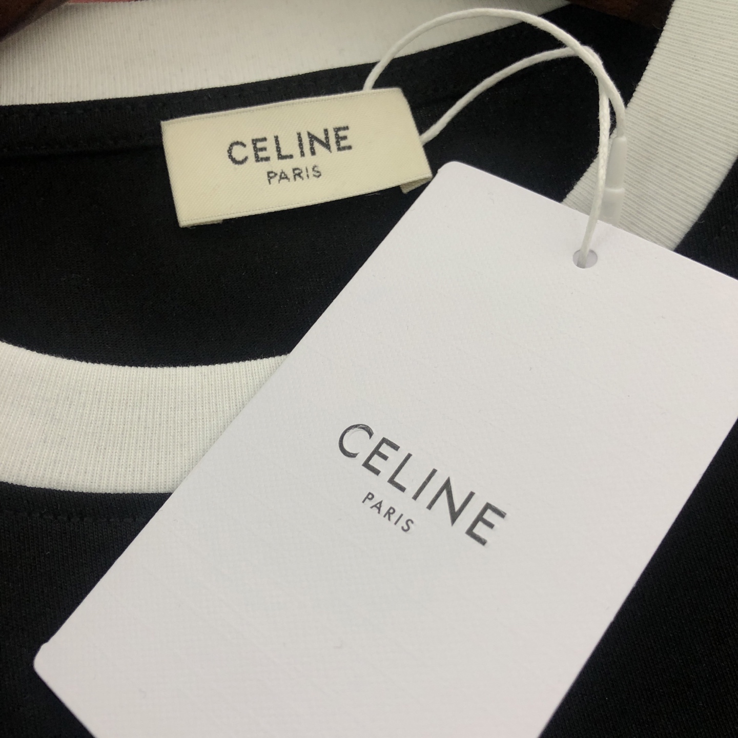 120💰
CELINE赛琳 2025新款字母logo印花短袖T恤
120💰 【女款】
DIOR/迪奥2025春夏新款直喷彩字母女款短袖T恤 
⚠原版面料⚠高版本⚠高品质 网红明星同款 
50支双冰爽棉170g面料 铺陈于品牌的服饰系列 数码直喷工艺 手感非常舒服 超级百搭好看的短袖 
三标齐全 非市场普通版本 随意对比 品质绝对保证 
颜色 ： 红色 蓝色 绿色
码数 ：S ~ L 
S ：衣长62 胸围90 肩宽38 袖长19 
M ：衣长64 胸围92 肩宽39 袖长19.5 
L ：衣长66 胸围94 肩宽40 袖长20
