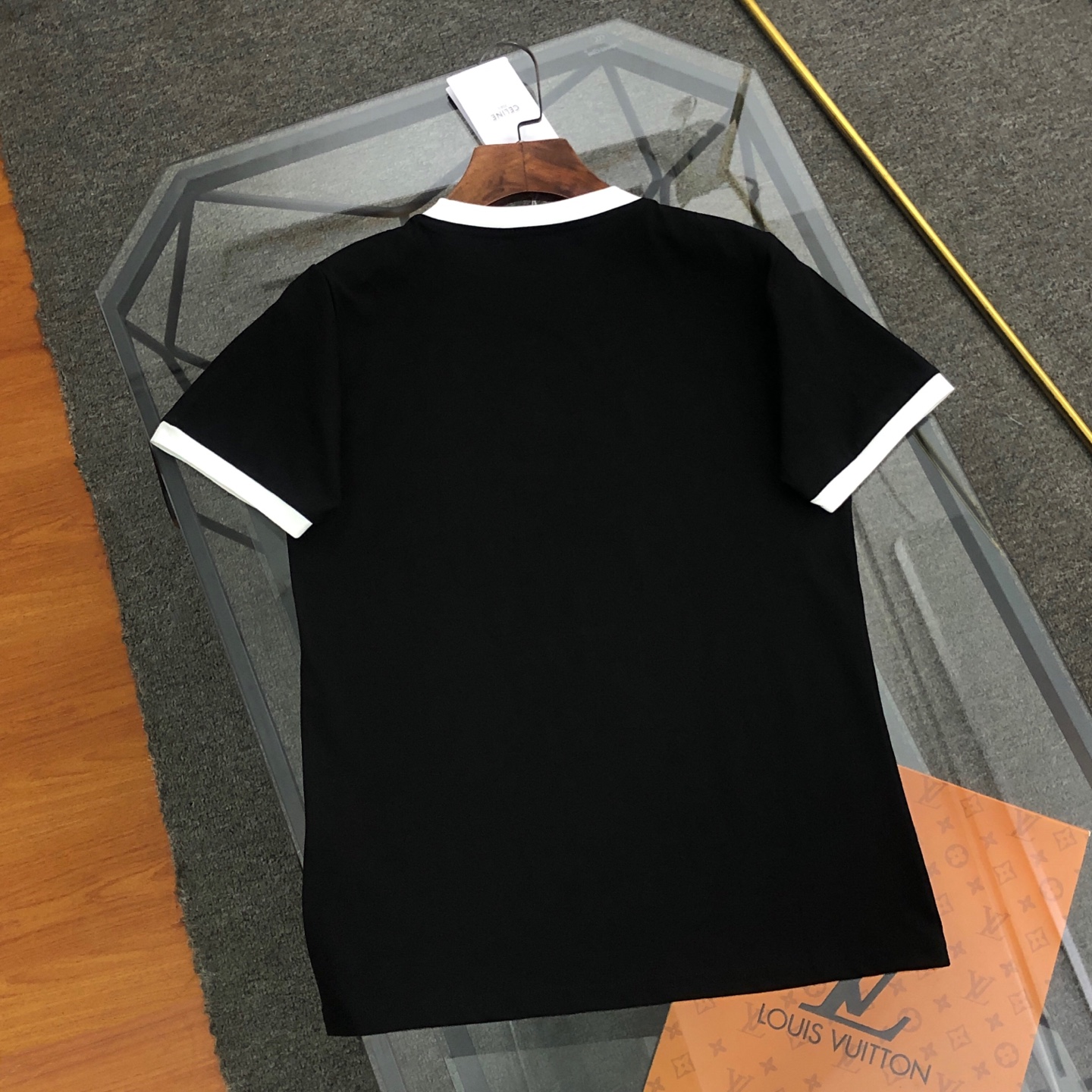 120💰
CELINE赛琳 2025新款字母logo印花短袖T恤
120💰 【女款】
DIOR/迪奥2025春夏新款直喷彩字母女款短袖T恤 
⚠原版面料⚠高版本⚠高品质 网红明星同款 
50支双冰爽棉170g面料 铺陈于品牌的服饰系列 数码直喷工艺 手感非常舒服 超级百搭好看的短袖 
三标齐全 非市场普通版本 随意对比 品质绝对保证 
颜色 ： 红色 蓝色 绿色
码数 ：S ~ L 
S ：衣长62 胸围90 肩宽38 袖长19 
M ：衣长64 胸围92 肩宽39 袖长19.5 
L ：衣长66 胸围94 肩宽40 袖长20
