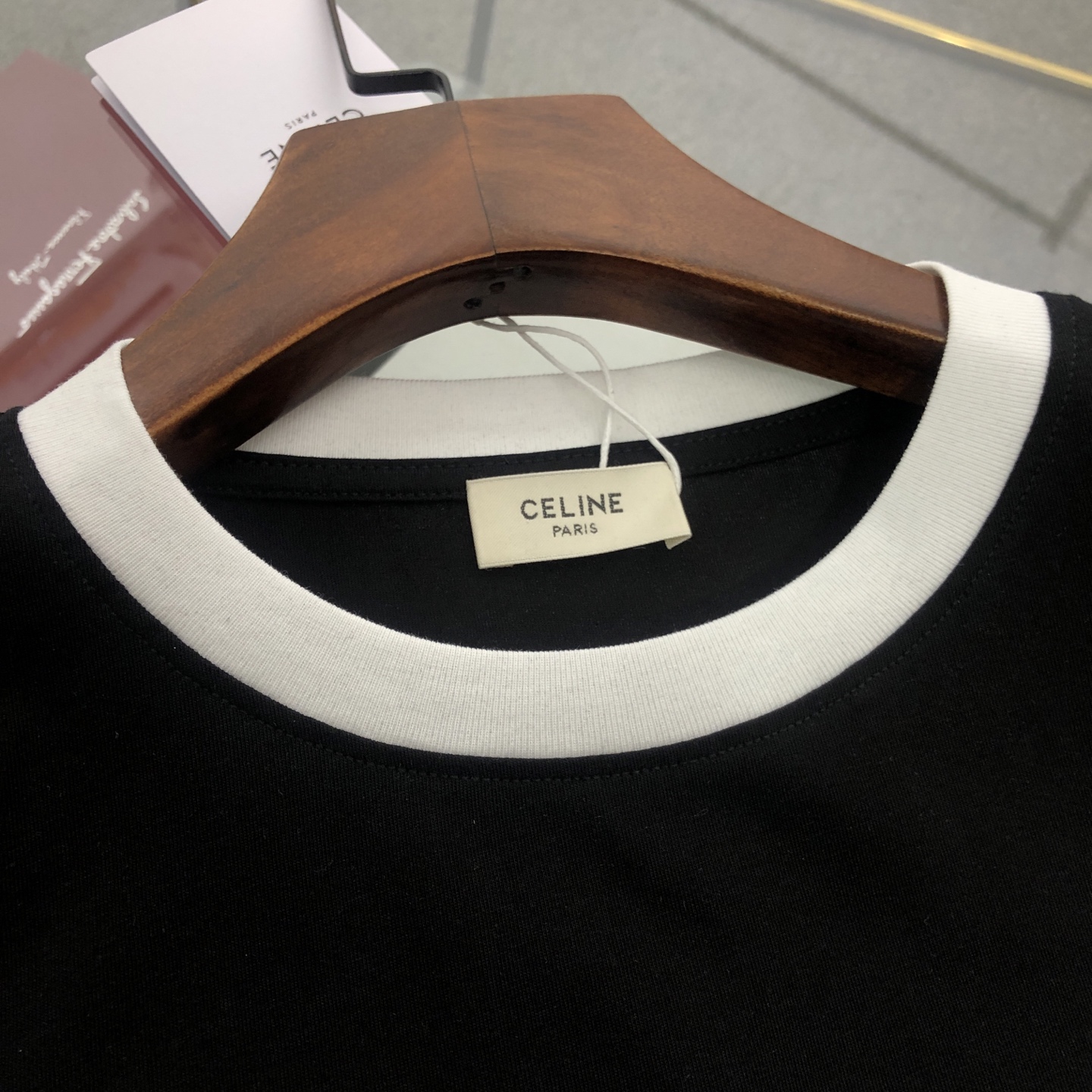 120💰
CELINE赛琳 2025新款字母logo印花短袖T恤
120💰 【女款】
DIOR/迪奥2025春夏新款直喷彩字母女款短袖T恤 
⚠原版面料⚠高版本⚠高品质 网红明星同款 
50支双冰爽棉170g面料 铺陈于品牌的服饰系列 数码直喷工艺 手感非常舒服 超级百搭好看的短袖 
三标齐全 非市场普通版本 随意对比 品质绝对保证 
颜色 ： 红色 蓝色 绿色
码数 ：S ~ L 
S ：衣长62 胸围90 肩宽38 袖长19 
M ：衣长64 胸围92 肩宽39 袖长19.5 
L ：衣长66 胸围94 肩宽40 袖长20
