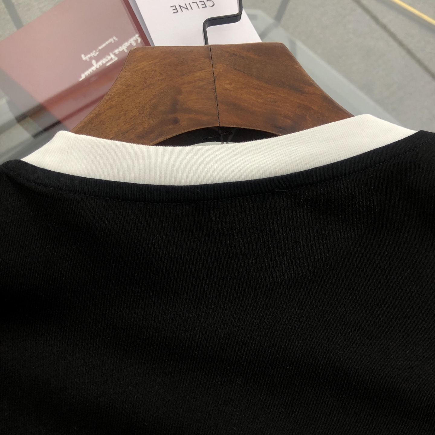 120💰
CELINE赛琳 2025新款字母logo印花短袖T恤
120💰 【女款】
DIOR/迪奥2025春夏新款直喷彩字母女款短袖T恤 
⚠原版面料⚠高版本⚠高品质 网红明星同款 
50支双冰爽棉170g面料 铺陈于品牌的服饰系列 数码直喷工艺 手感非常舒服 超级百搭好看的短袖 
三标齐全 非市场普通版本 随意对比 品质绝对保证 
颜色 ： 红色 蓝色 绿色
码数 ：S ~ L 
S ：衣长62 胸围90 肩宽38 袖长19 
M ：衣长64 胸围92 肩宽39 袖长19.5 
L ：衣长66 胸围94 肩宽40 袖长20
