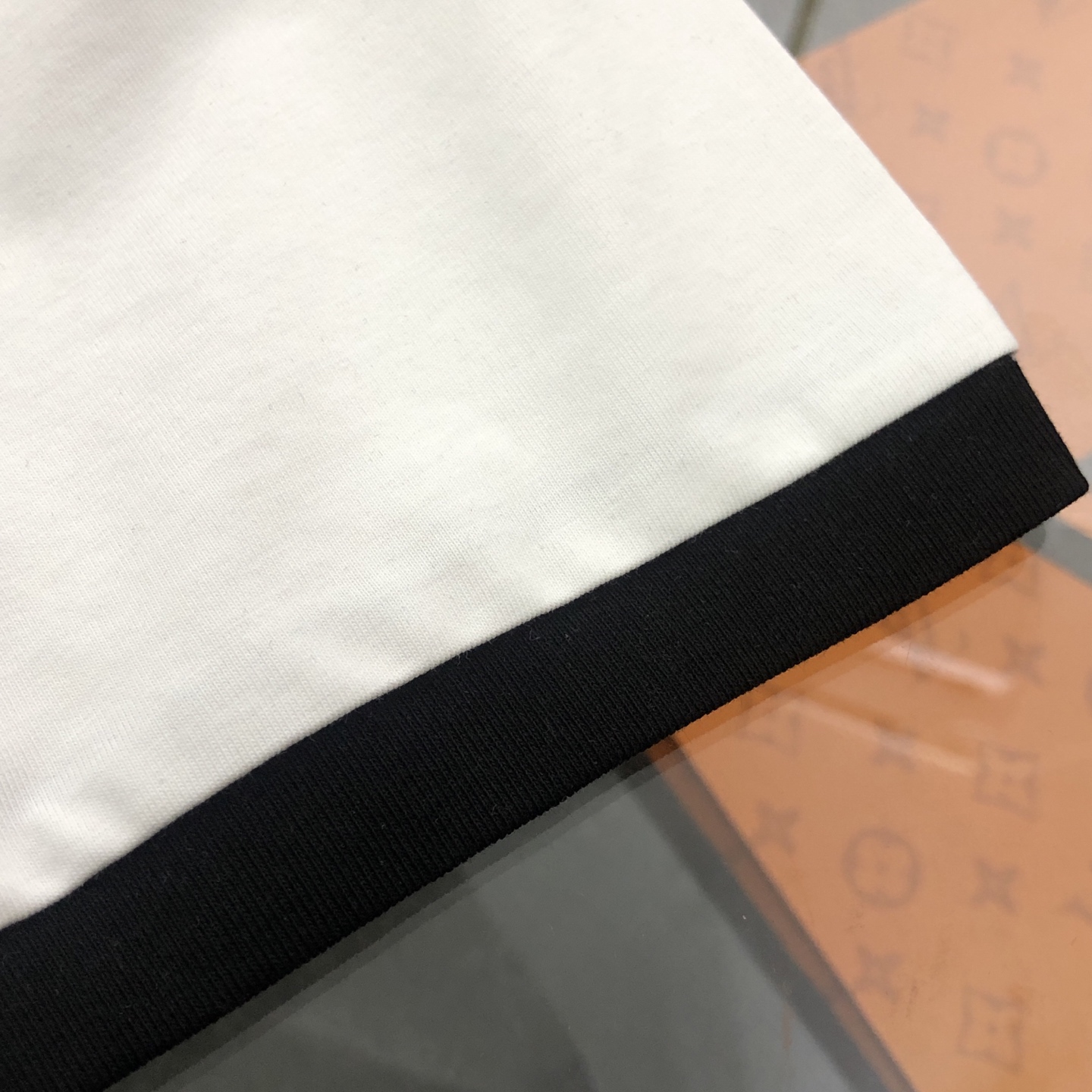 120💰
CELINE赛琳 2025新款字母logo印花短袖T恤
120💰 【女款】
DIOR/迪奥2025春夏新款直喷彩字母女款短袖T恤 
⚠原版面料⚠高版本⚠高品质 网红明星同款 
50支双冰爽棉170g面料 铺陈于品牌的服饰系列 数码直喷工艺 手感非常舒服 超级百搭好看的短袖 
三标齐全 非市场普通版本 随意对比 品质绝对保证 
颜色 ： 红色 蓝色 绿色
码数 ：S ~ L 
S ：衣长62 胸围90 肩宽38 袖长19 
M ：衣长64 胸围92 肩宽39 袖长19.5 
L ：衣长66 胸围94 肩宽40 袖长20
